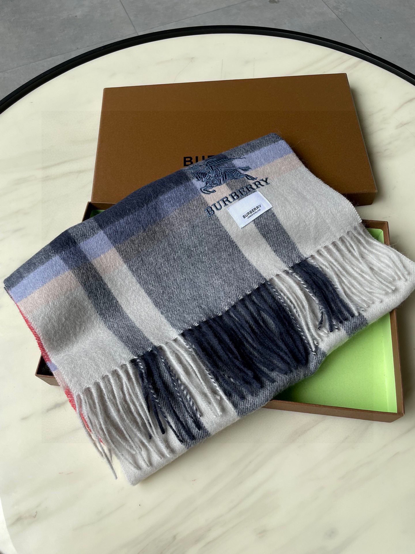 巴宝莉男士女士（格纹战马刺绣）围巾，款式魅力，是经典大方‼面料采用的是客供的羔绒，细腻柔软度都非常的好，