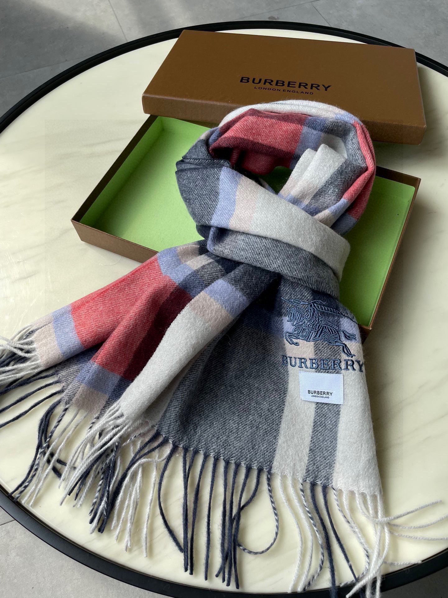 巴宝莉男士女士（格纹战马刺绣）围巾，款式魅力，是经典大方‼面料采用的是客供的羔绒，细腻柔软度都非常的好，