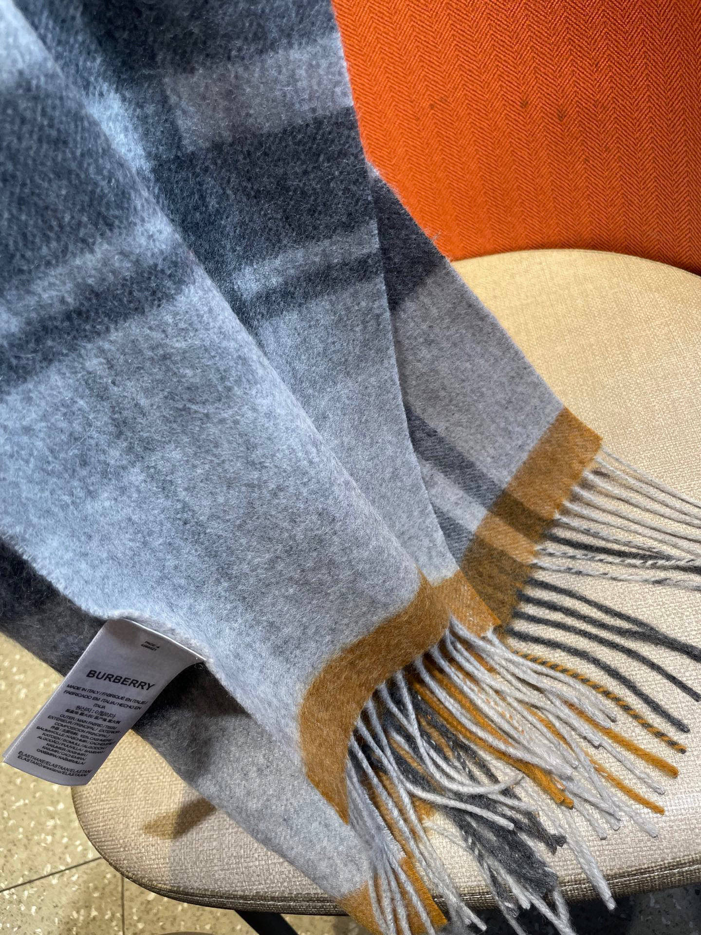 巴宝莉Bur羊绒格子好看的要疯掉了，太有型太有魅力了！！！非常斯文时尚的秋冬单品！真的很喜欢，非常Cla