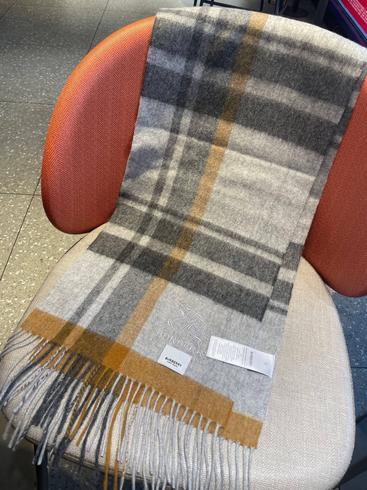 巴宝莉Bur羊绒格子好看的要疯掉了，太有型太有魅力了！！！非常斯文时尚的秋冬单品！真的很喜欢，非常Cla