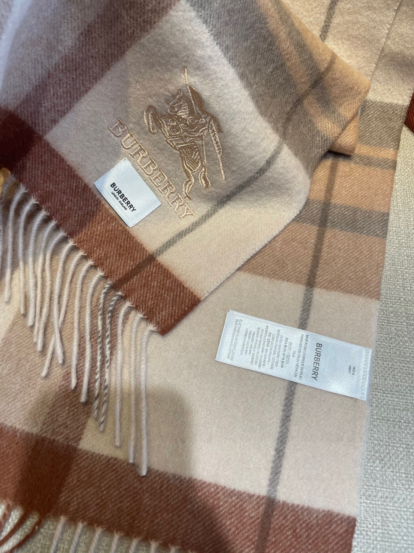 巴宝莉Bur羊绒格子好看的要疯掉了，太有型太有魅力了！！！非常斯文时尚的秋冬单品！真的很喜欢，非常Cla