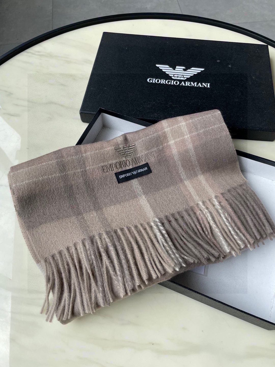 。阿玛尼海外专柜拼色羊绒围巾～惊爆上架🎉国内专柜都没上架，从款式到面料都很赞🎻，经典的羊绒拼接图案，难得