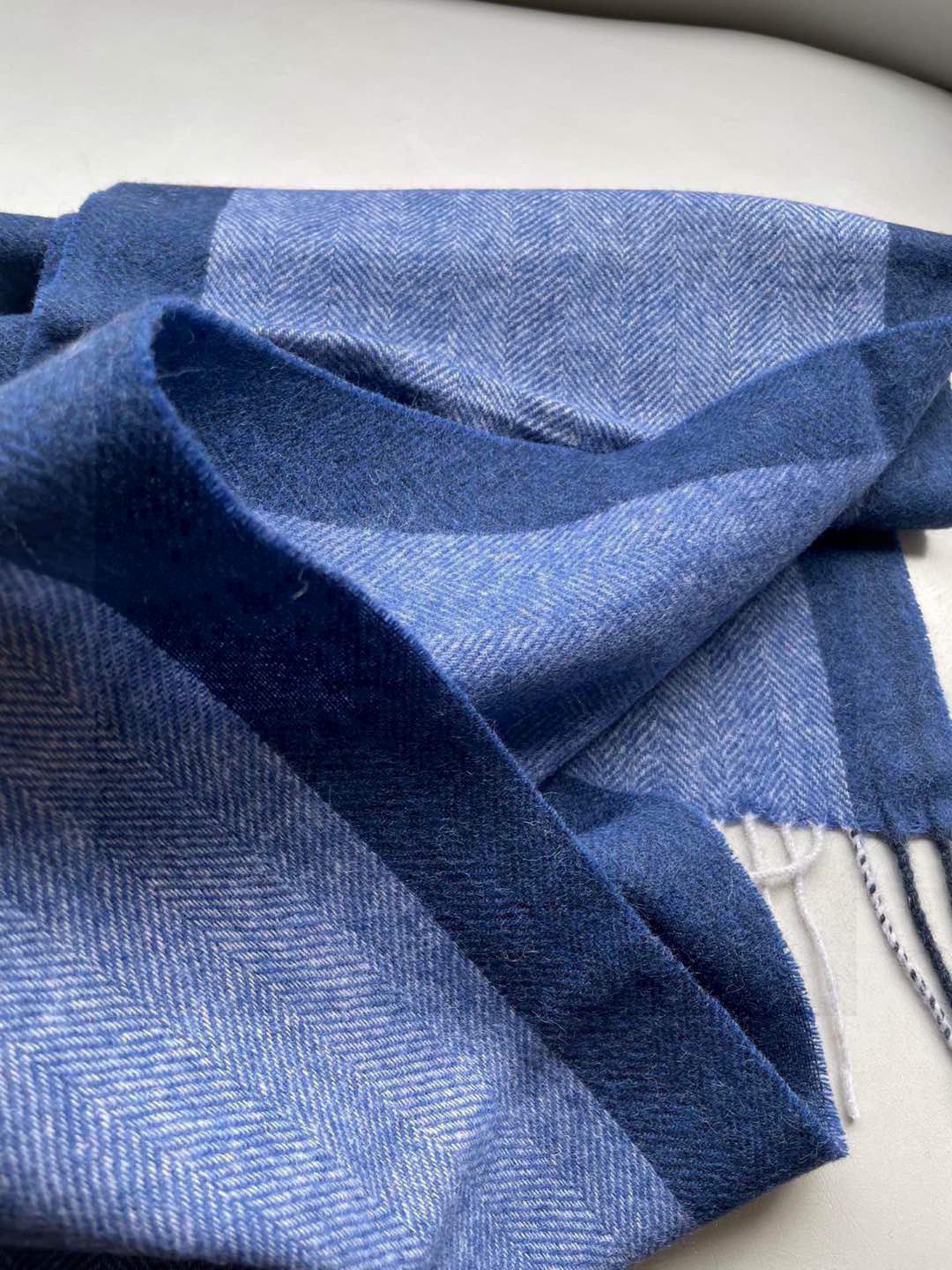 。阿玛尼海外专柜拼色羊绒围巾～惊爆上架🎉国内专柜都没上架，从款式到面料都很赞🎻，经典的羊绒拼接图案，难得