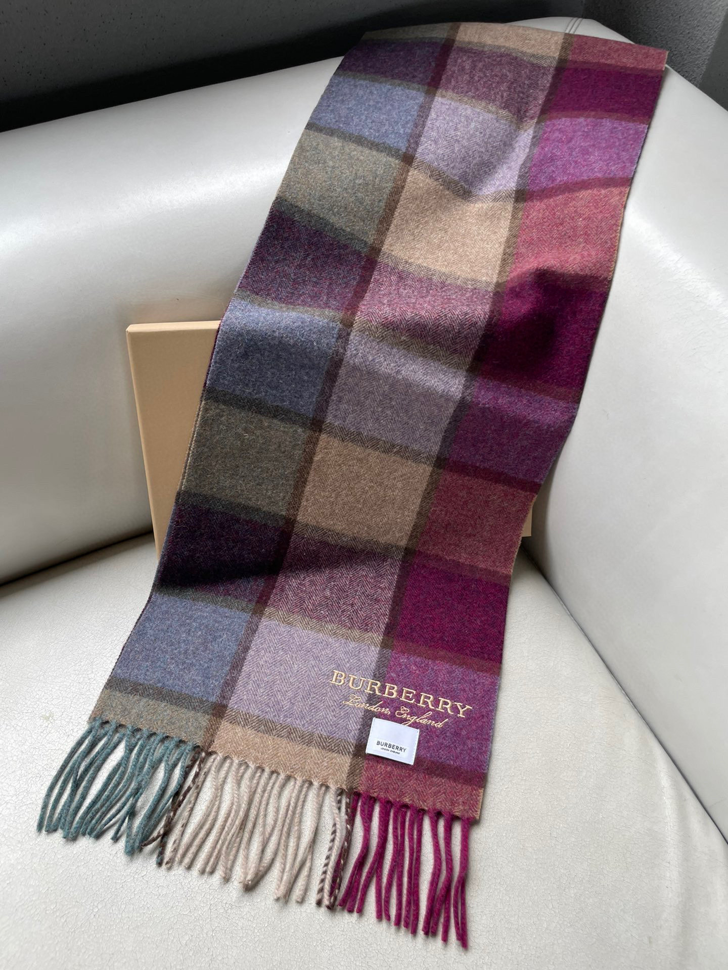 新款巴宝莉Bur字母刺绣🪡男女同款羊绒格子好看的要疯掉了，太有型太有魅力了！！！非常斯文时尚的秋冬单品！