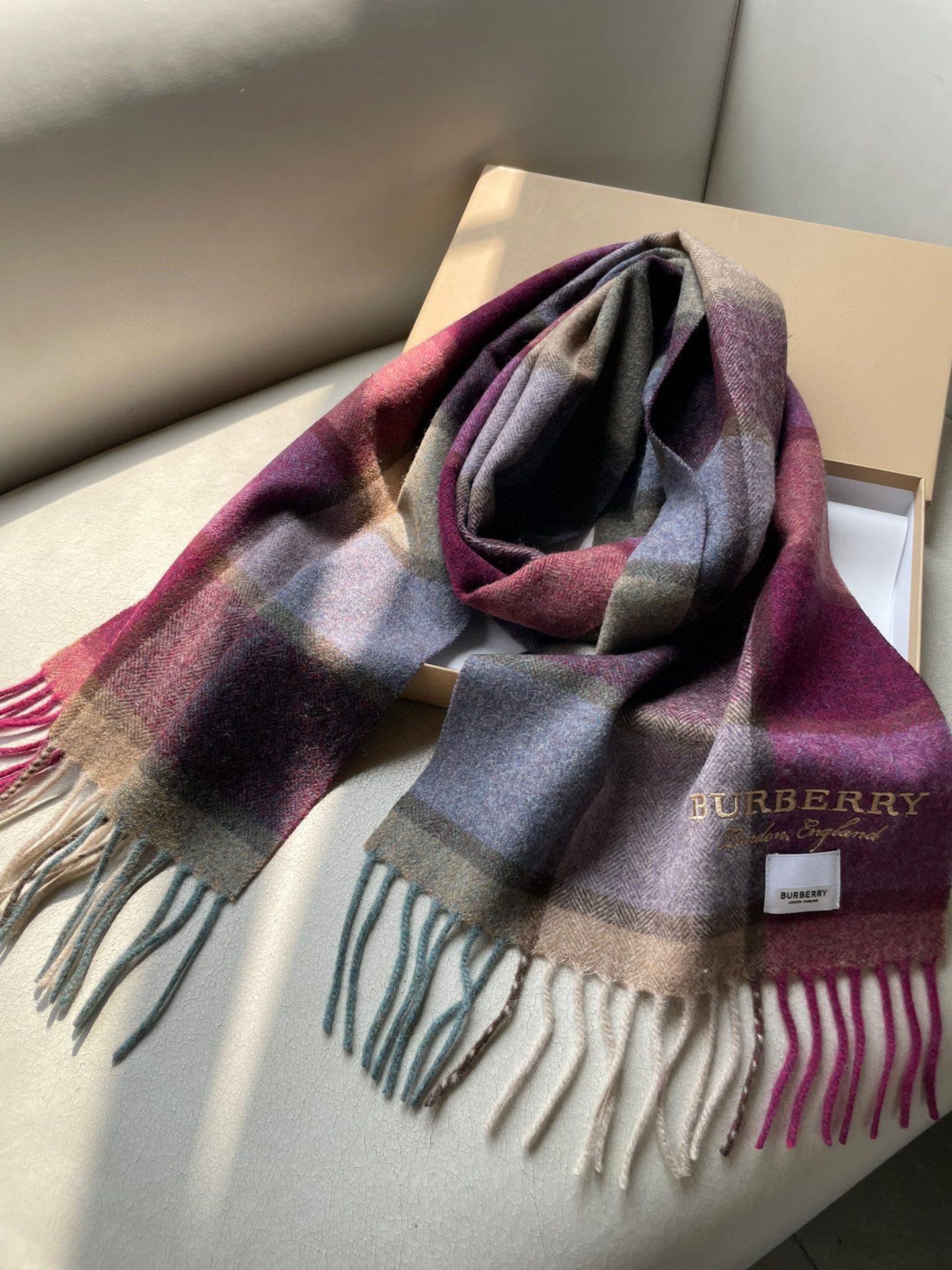 新款巴宝莉Bur字母刺绣🪡男女同款羊绒格子好看的要疯掉了，太有型太有魅力了！！！非常斯文时尚的秋冬单品！