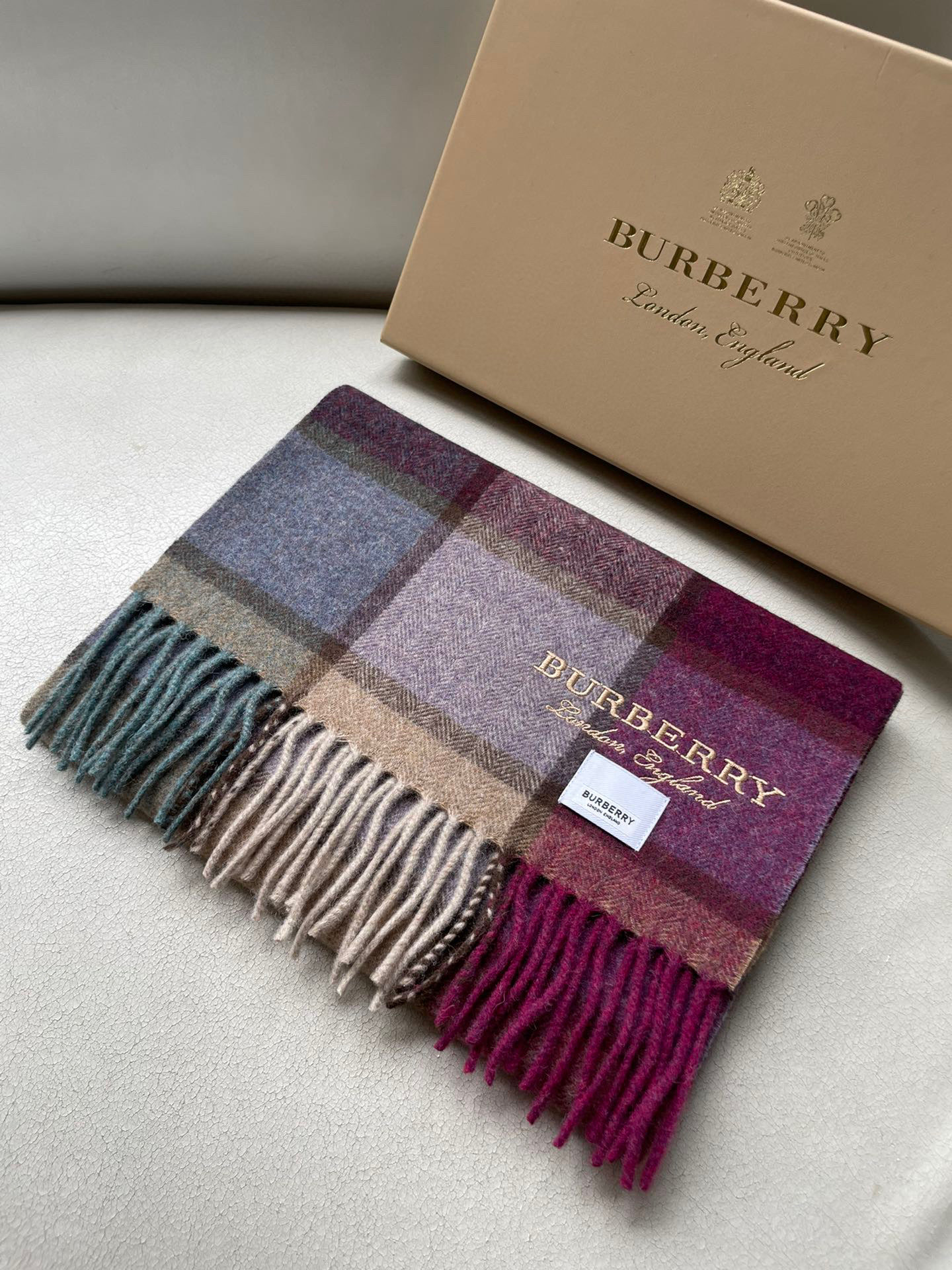 新款巴宝莉Bur字母刺绣🪡男女同款羊绒格子好看的要疯掉了，太有型太有魅力了！！！非常斯文时尚的秋冬单品！