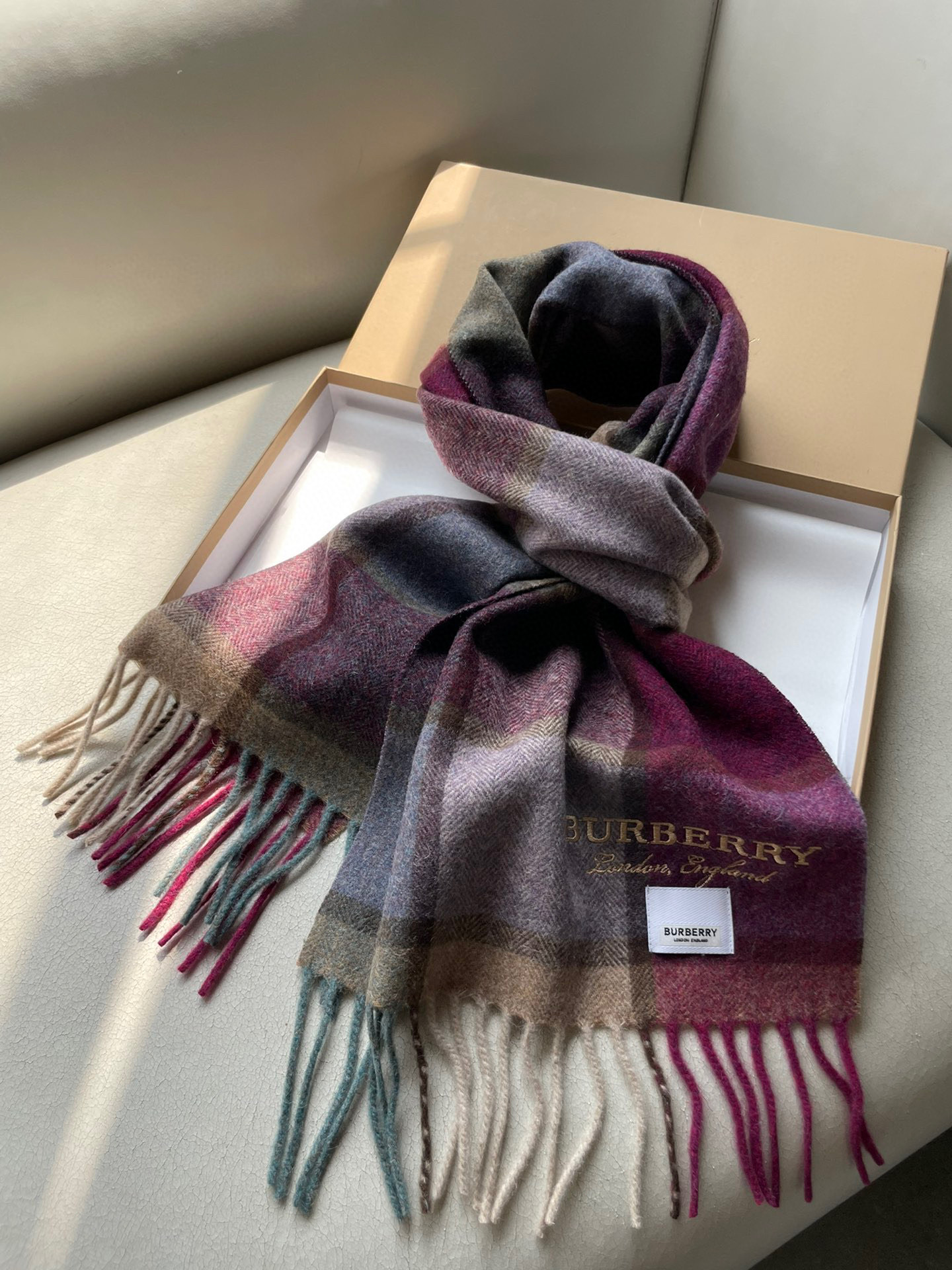 新款巴宝莉Bur字母刺绣🪡男女同款羊绒格子好看的要疯掉了，太有型太有魅力了！！！非常斯文时尚的秋冬单品！