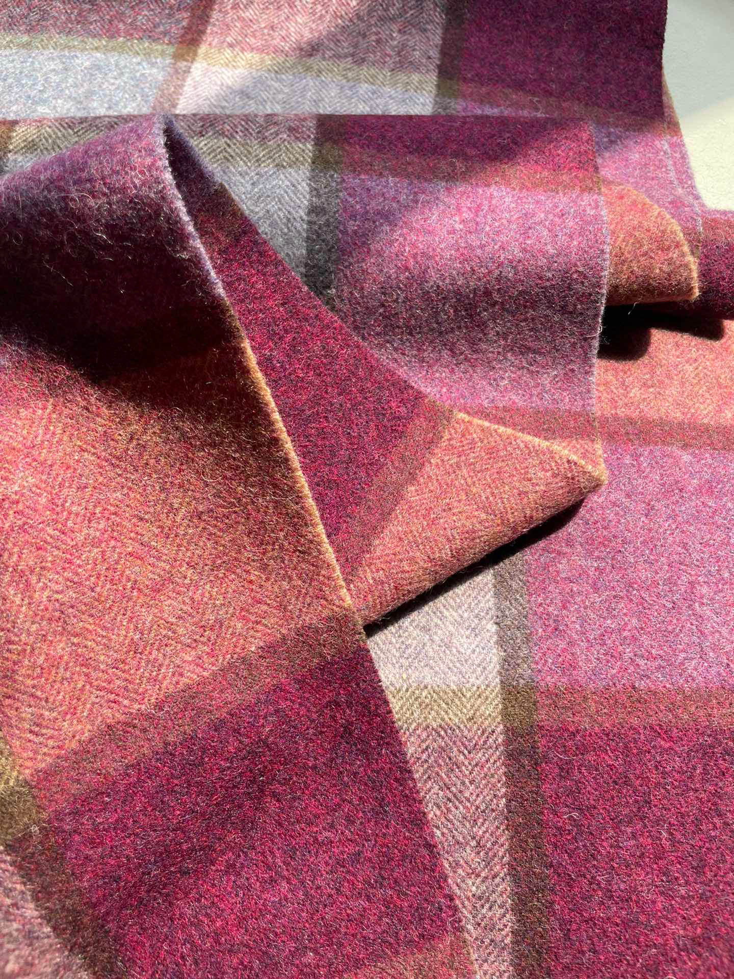 新款巴宝莉Bur字母刺绣🪡男女同款羊绒格子好看的要疯掉了，太有型太有魅力了！！！非常斯文时尚的秋冬单品！