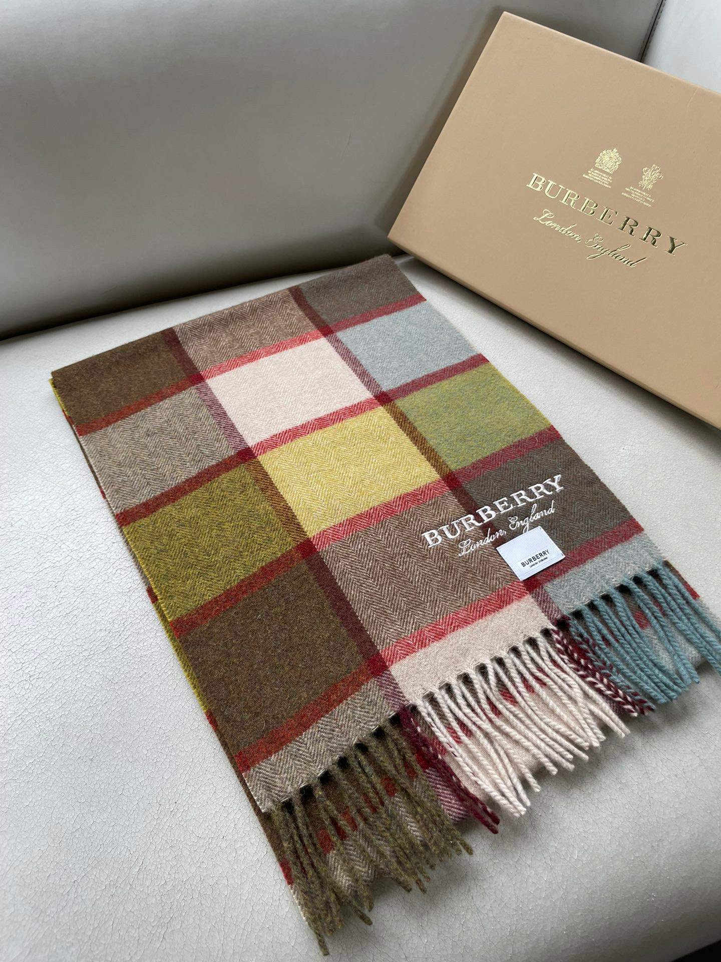 新款巴宝莉Bur字母刺绣🪡男女同款羊绒格子好看的要疯掉了，太有型太有魅力了！！！非常斯文时尚的秋冬单品！