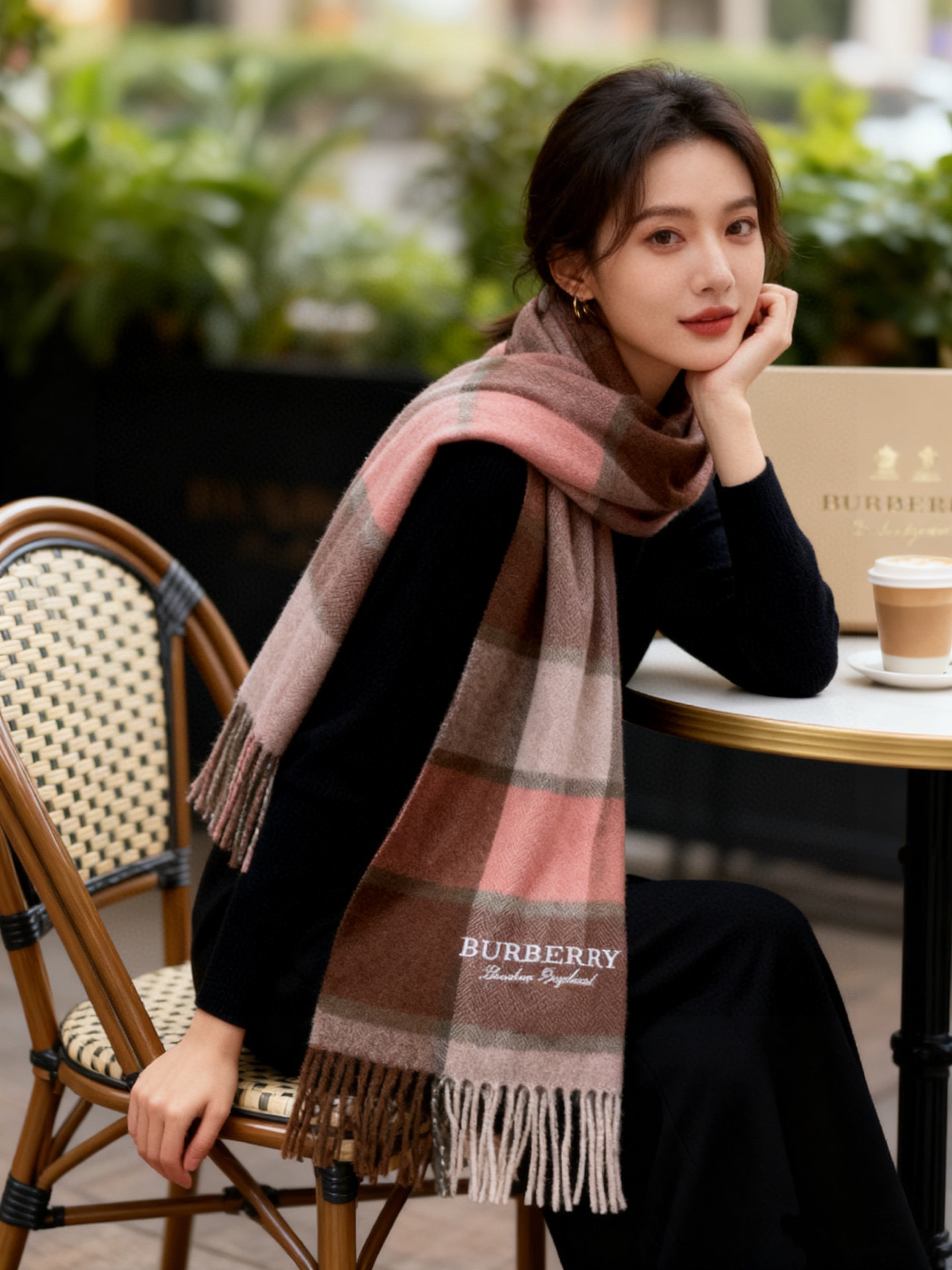 新款巴宝莉Bur字母刺绣🪡男女同款羊绒格子好看的要疯掉了，太有型太有魅力了！！！非常斯文时尚的秋冬单品！