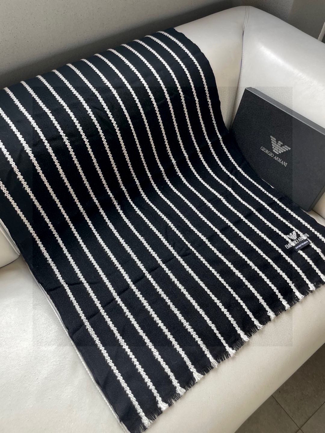 阿玛尼（Arman）披肩且买且珍惜~~男款真的很少，一年也就出几款，都是出口订单所以比较难遇。男人的东西