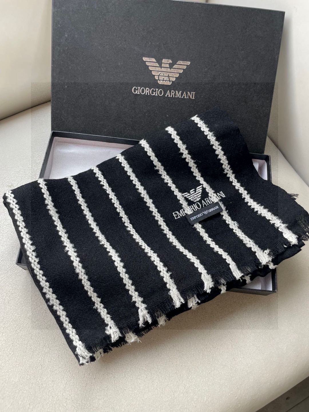 阿玛尼（Arman）披肩且买且珍惜~~男款真的很少，一年也就出几款，都是出口订单所以比较难遇。男人的东西