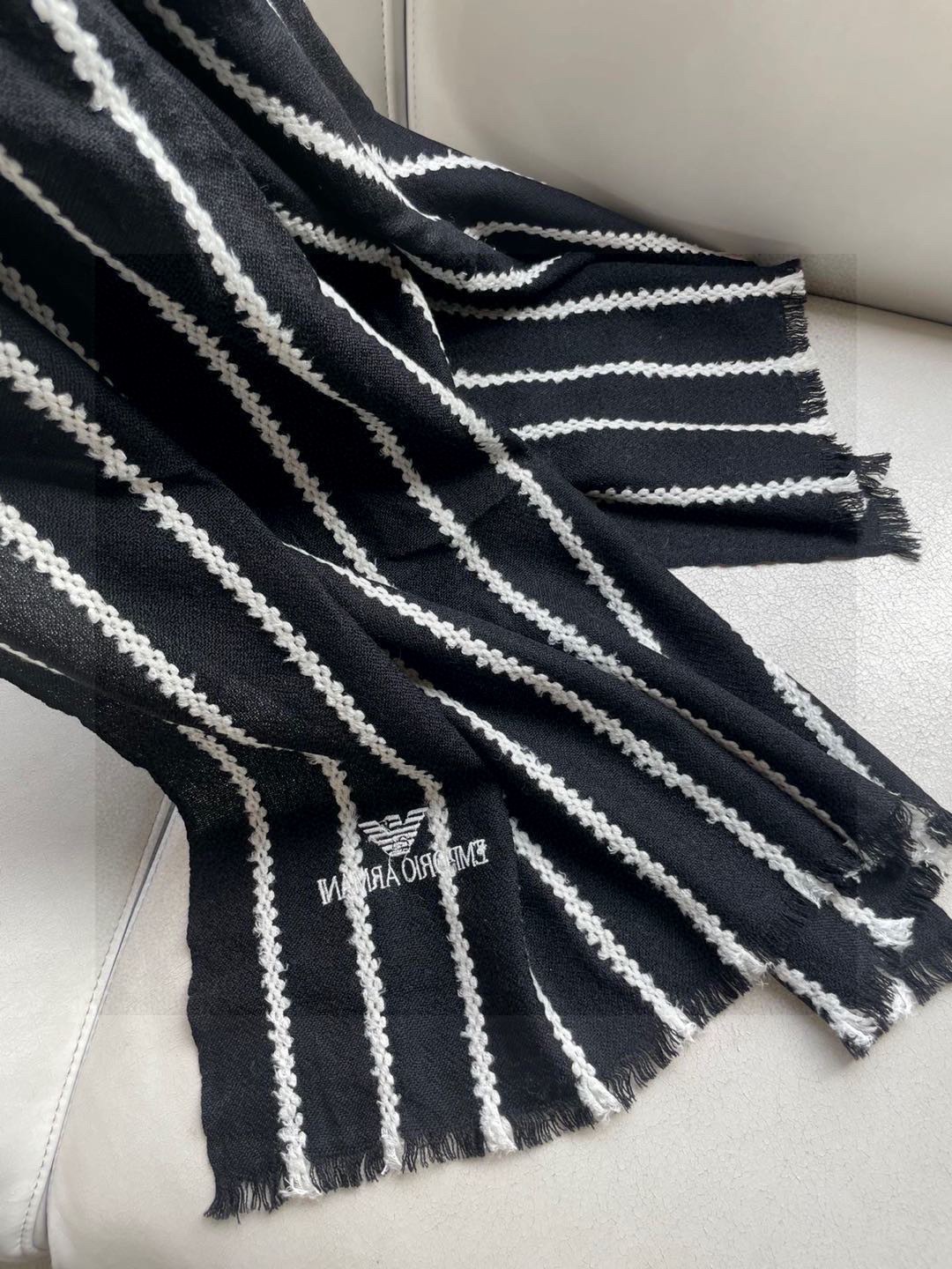 阿玛尼（Arman）披肩且买且珍惜~~男款真的很少，一年也就出几款，都是出口订单所以比较难遇。男人的东西