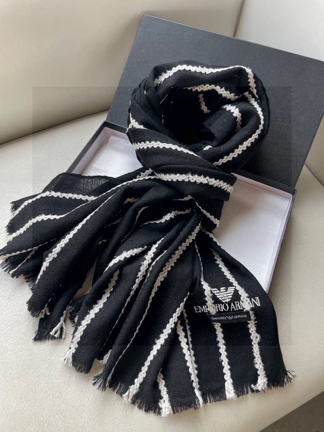 阿玛尼（Arman）披肩且买且珍惜~~男款真的很少，一年也就出几款，都是出口订单所以比较难遇。男人的东西