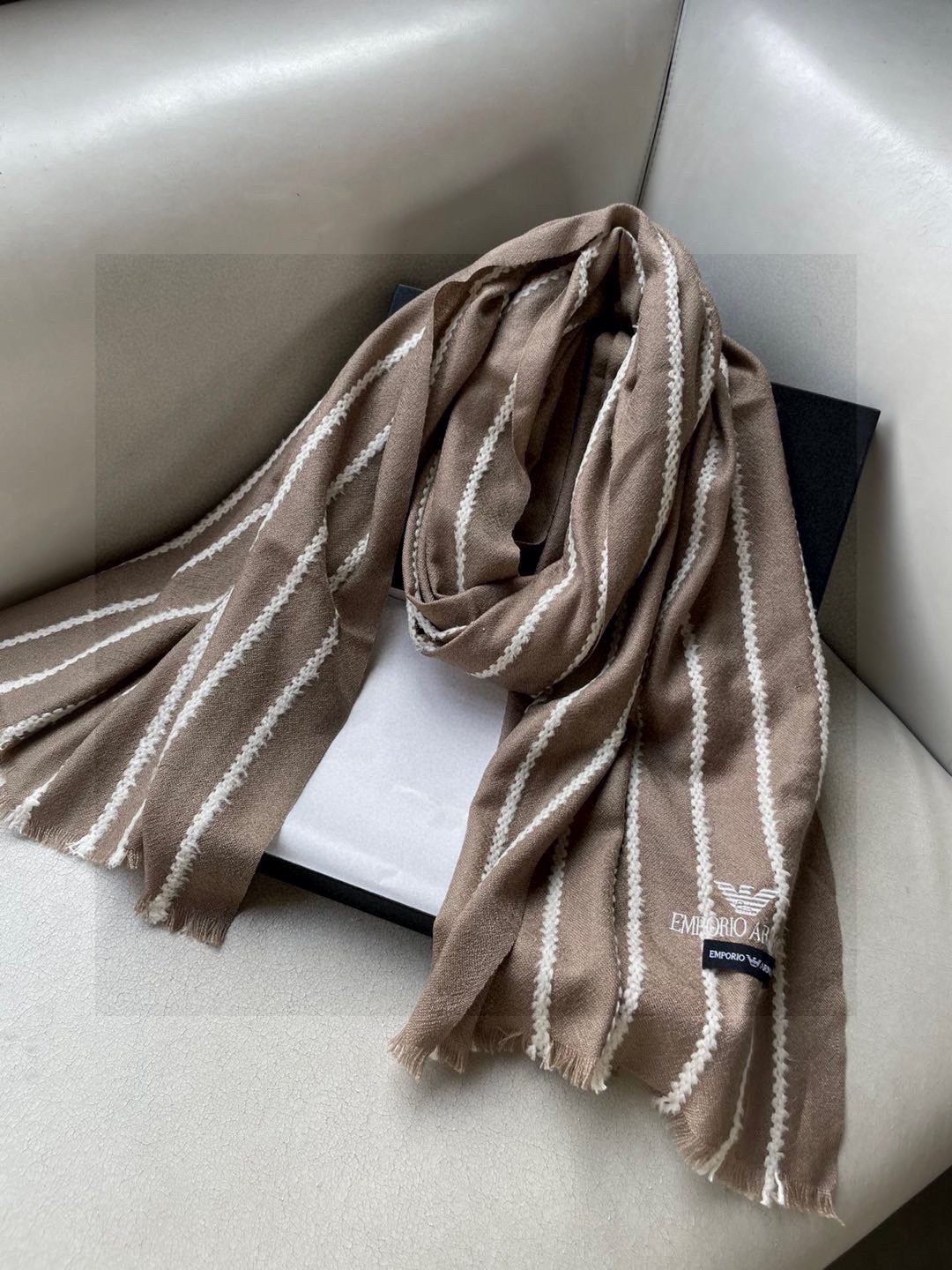 阿玛尼（Arman）披肩且买且珍惜~~男款真的很少，一年也就出几款，都是出口订单所以比较难遇。男人的东西