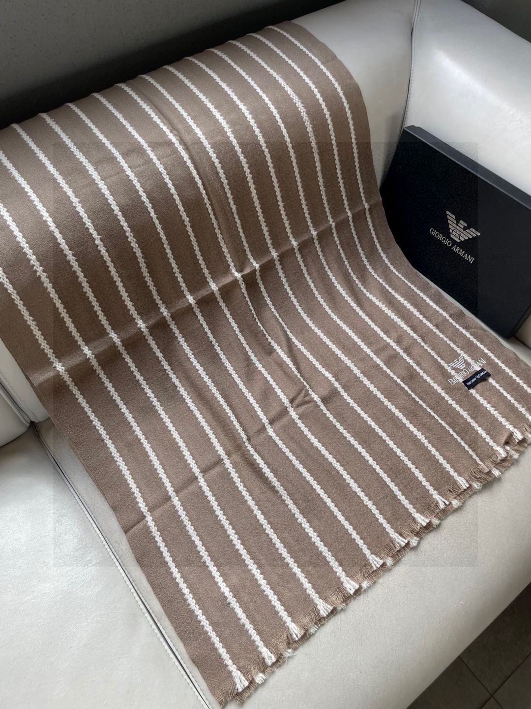 阿玛尼（Arman）披肩且买且珍惜~~男款真的很少，一年也就出几款，都是出口订单所以比较难遇。男人的东西