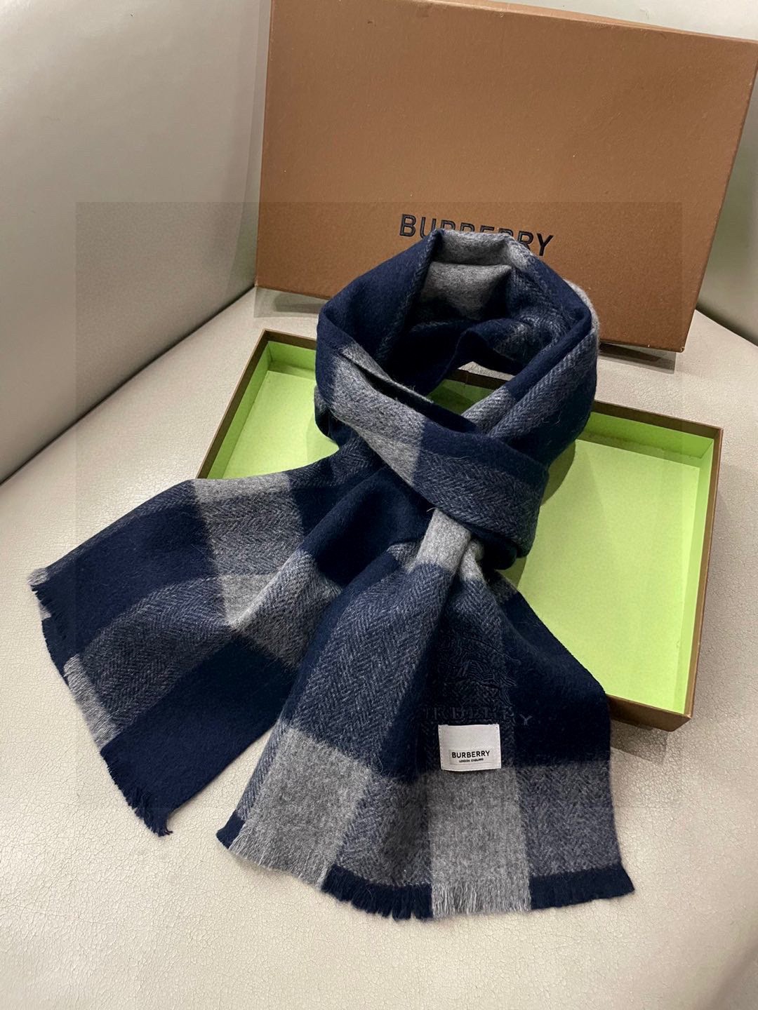 巴宝莉Bur新款羊绒男士格子好看的要疯掉了，太有型太有魅力了！！！非常斯文时尚的秋冬单品！真的很喜欢，非