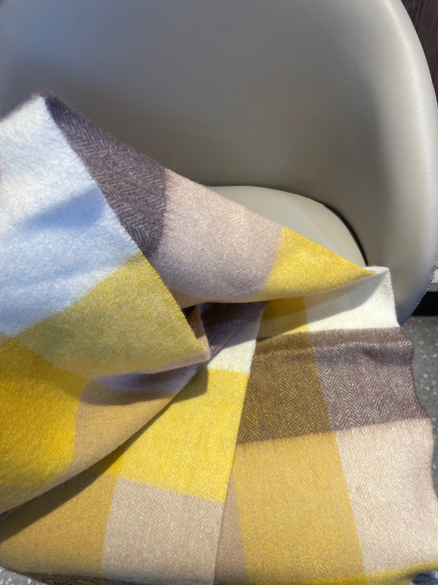 新款🐂牛货，巴宝莉男士女士（格纹战马刺绣）围巾，款式魅力，是经典大方‼面料采用的是客供的羔绒，细腻柔软度