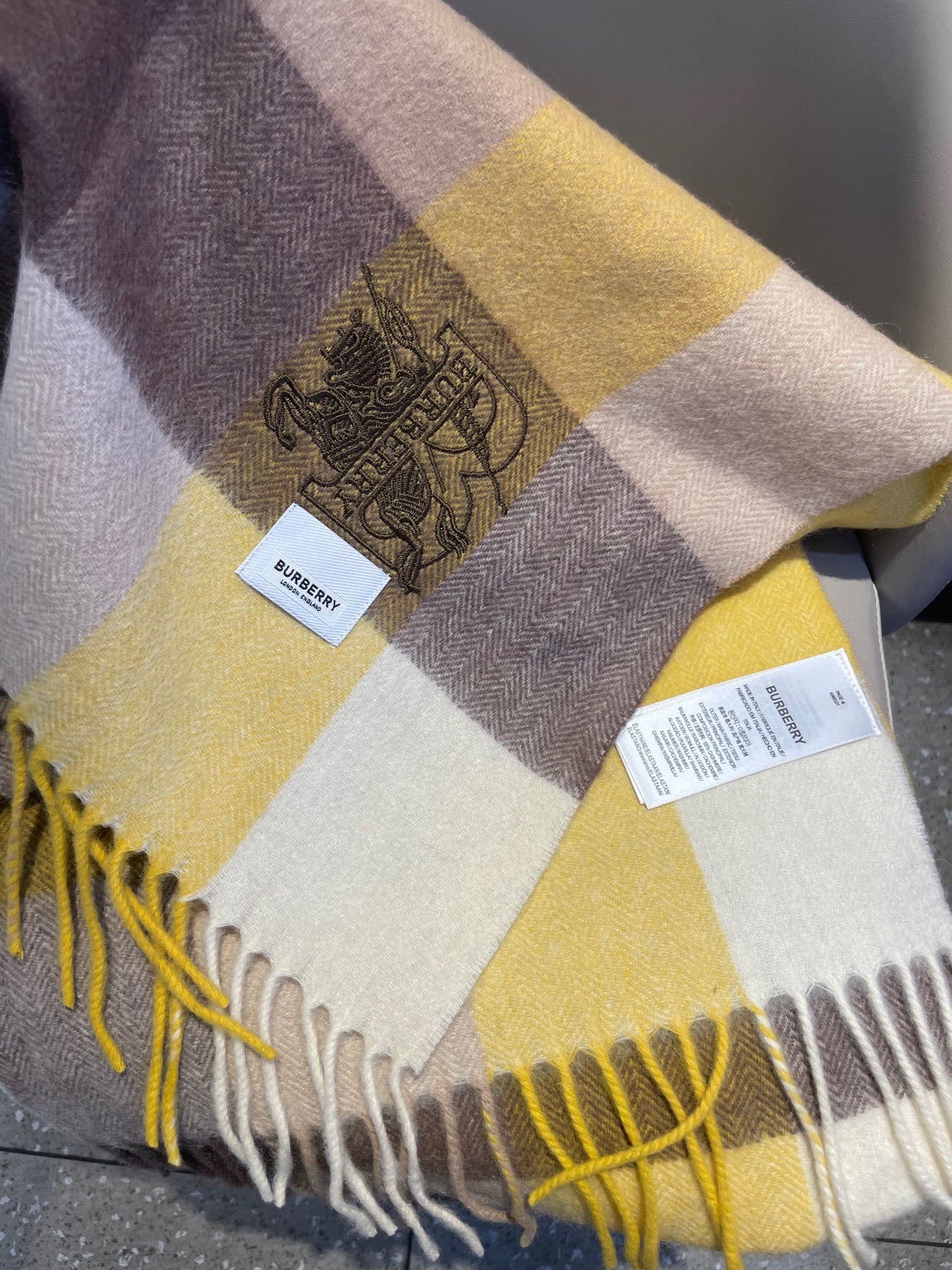 新款🐂牛货，巴宝莉男士女士（格纹战马刺绣）围巾，款式魅力，是经典大方‼面料采用的是客供的羔绒，细腻柔软度