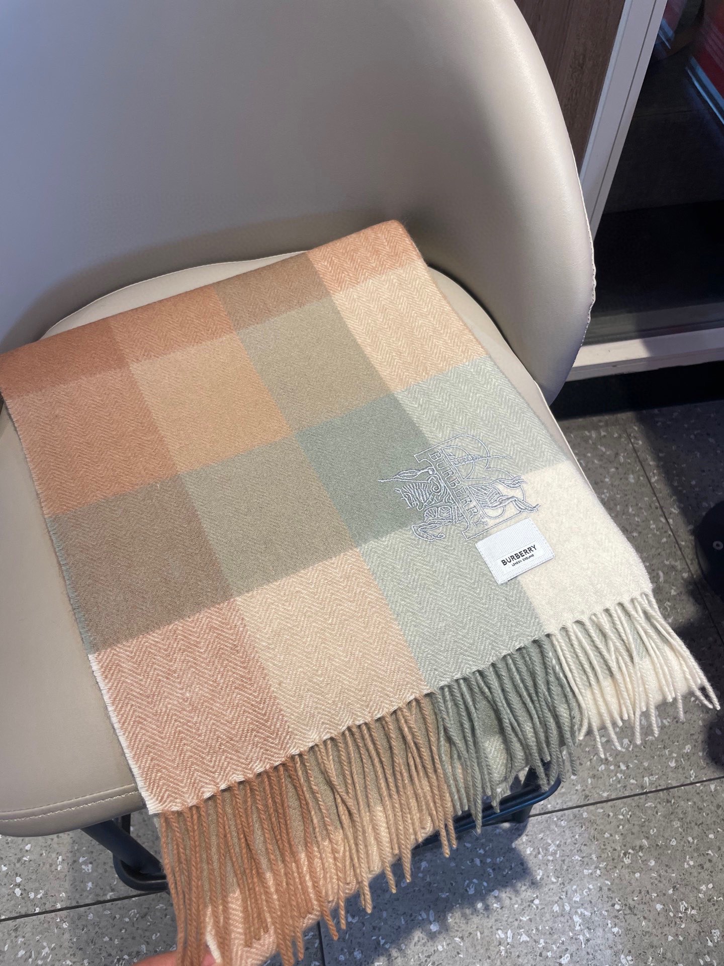 新款🐂牛货，巴宝莉男士女士（格纹战马刺绣）围巾，款式魅力，是经典大方‼面料采用的是客供的羔绒，细腻柔软度