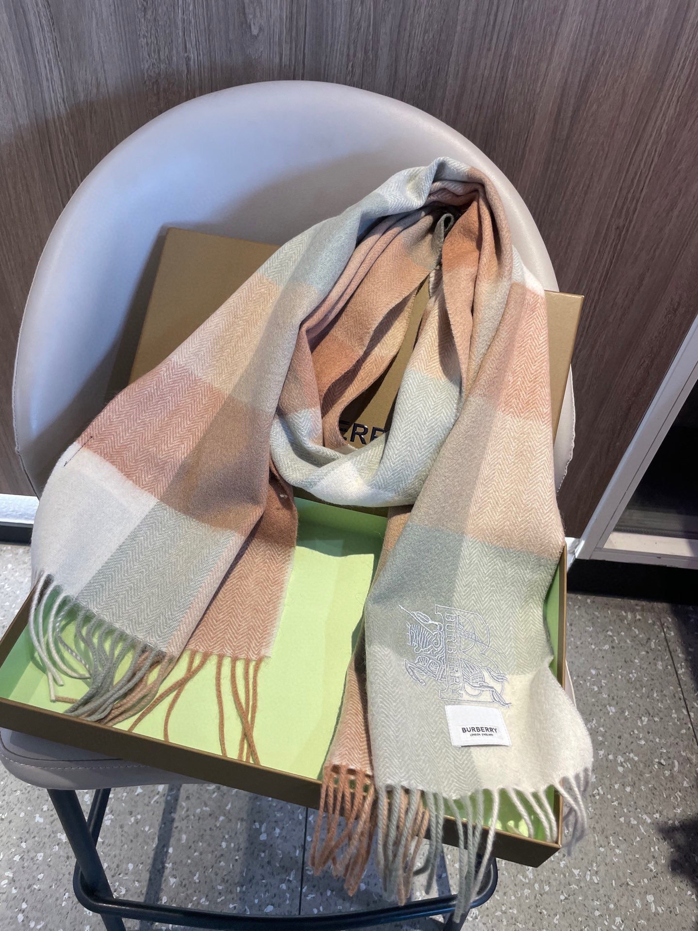 新款🐂牛货，巴宝莉男士女士（格纹战马刺绣）围巾，款式魅力，是经典大方‼面料采用的是客供的羔绒，细腻柔软度