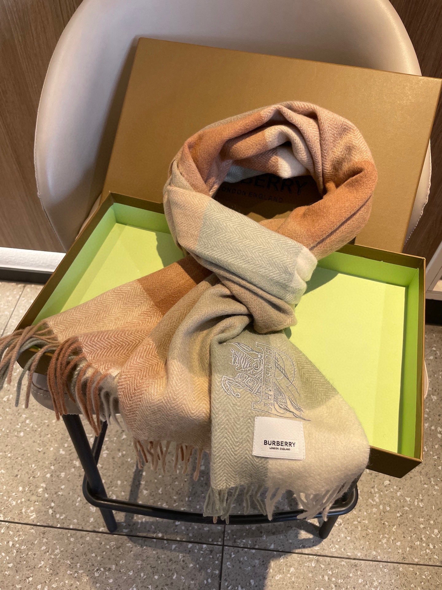 新款🐂牛货，巴宝莉男士女士（格纹战马刺绣）围巾，款式魅力，是经典大方‼面料采用的是客供的羔绒，细腻柔软度