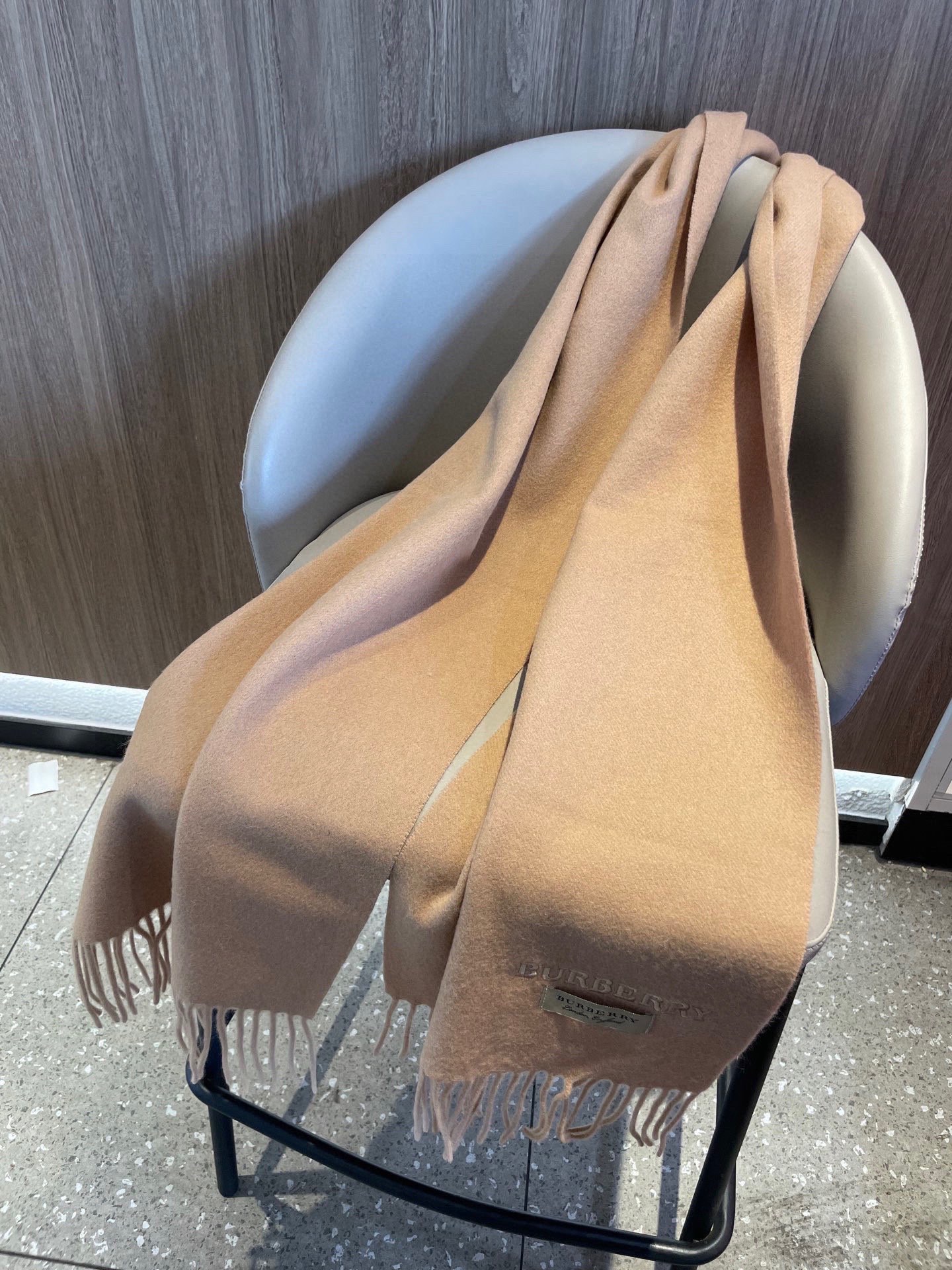 巴宝莉BURBERRY字母专柜款❗️ 顶级出口尾单刺绣👍货不多，下手一定要快，真心美的让人非常非常心动 