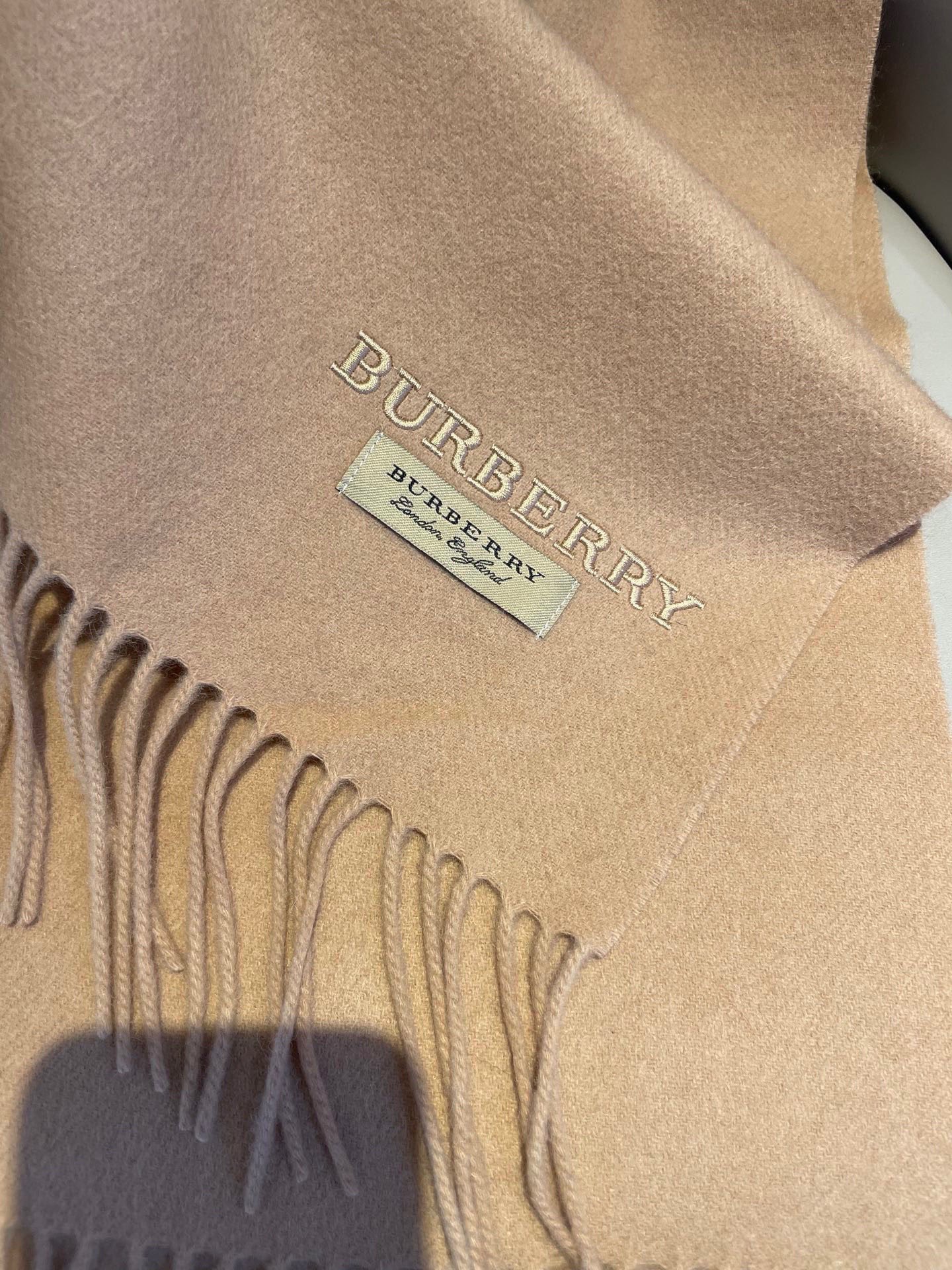 巴宝莉BURBERRY字母专柜款❗️ 顶级出口尾单刺绣👍货不多，下手一定要快，真心美的让人非常非常心动 