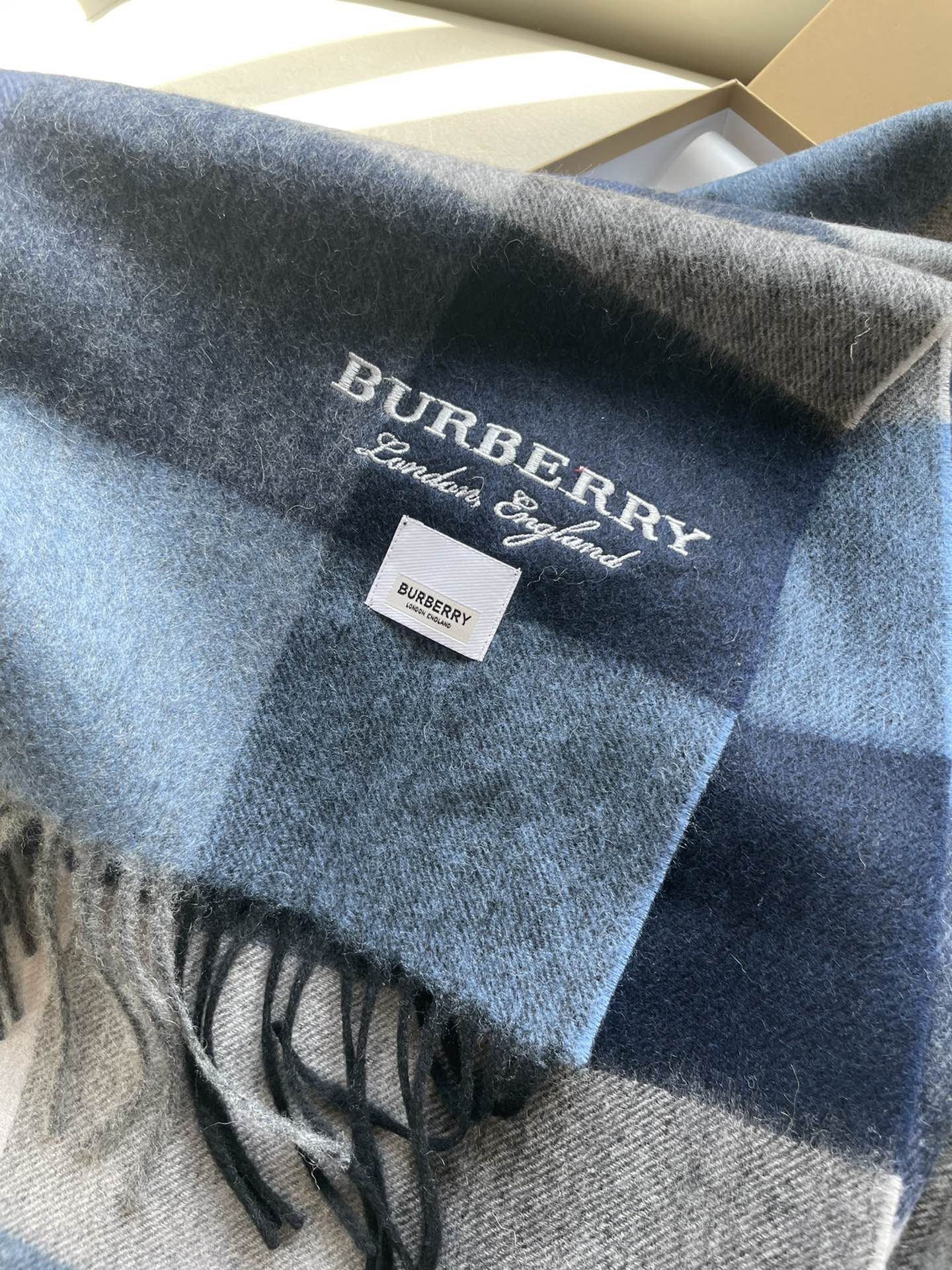 巴宝莉BURBERRY字母专柜款❗️ 顶级出口尾单刺绣👍货不多，下手一定要快，真心美的让人非常非常心动 