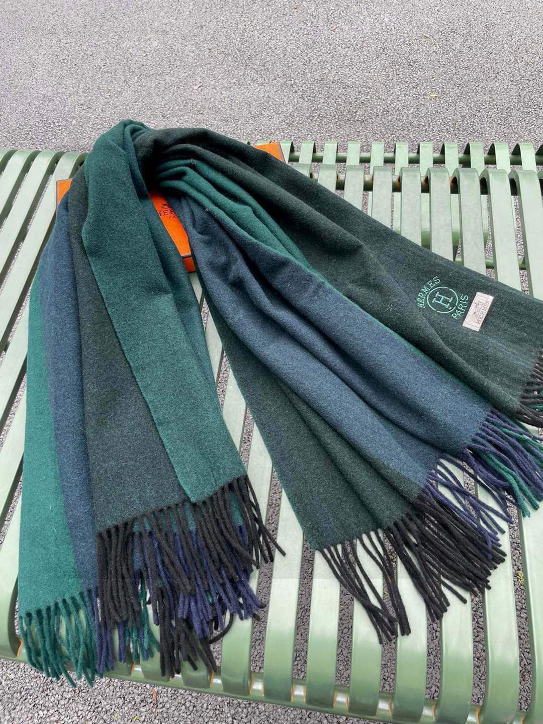 ✨爱马仕最新款，H刺绣系列羊毛毯，大爱三配色。真的太喜欢爱马仕的这款配色了，真的是给家居生活注入新的活力