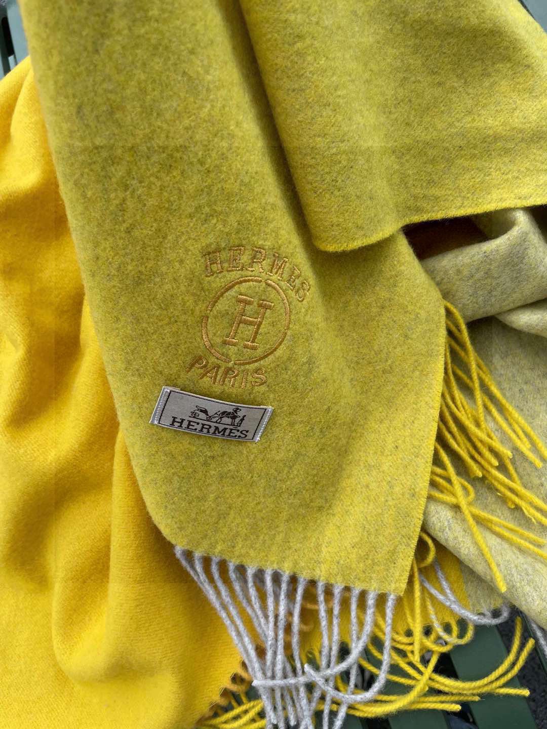 ✨爱马仕最新款，H刺绣系列羊毛毯，大爱三配色。真的太喜欢爱马仕的这款配色了，真的是给家居生活注入新的活力