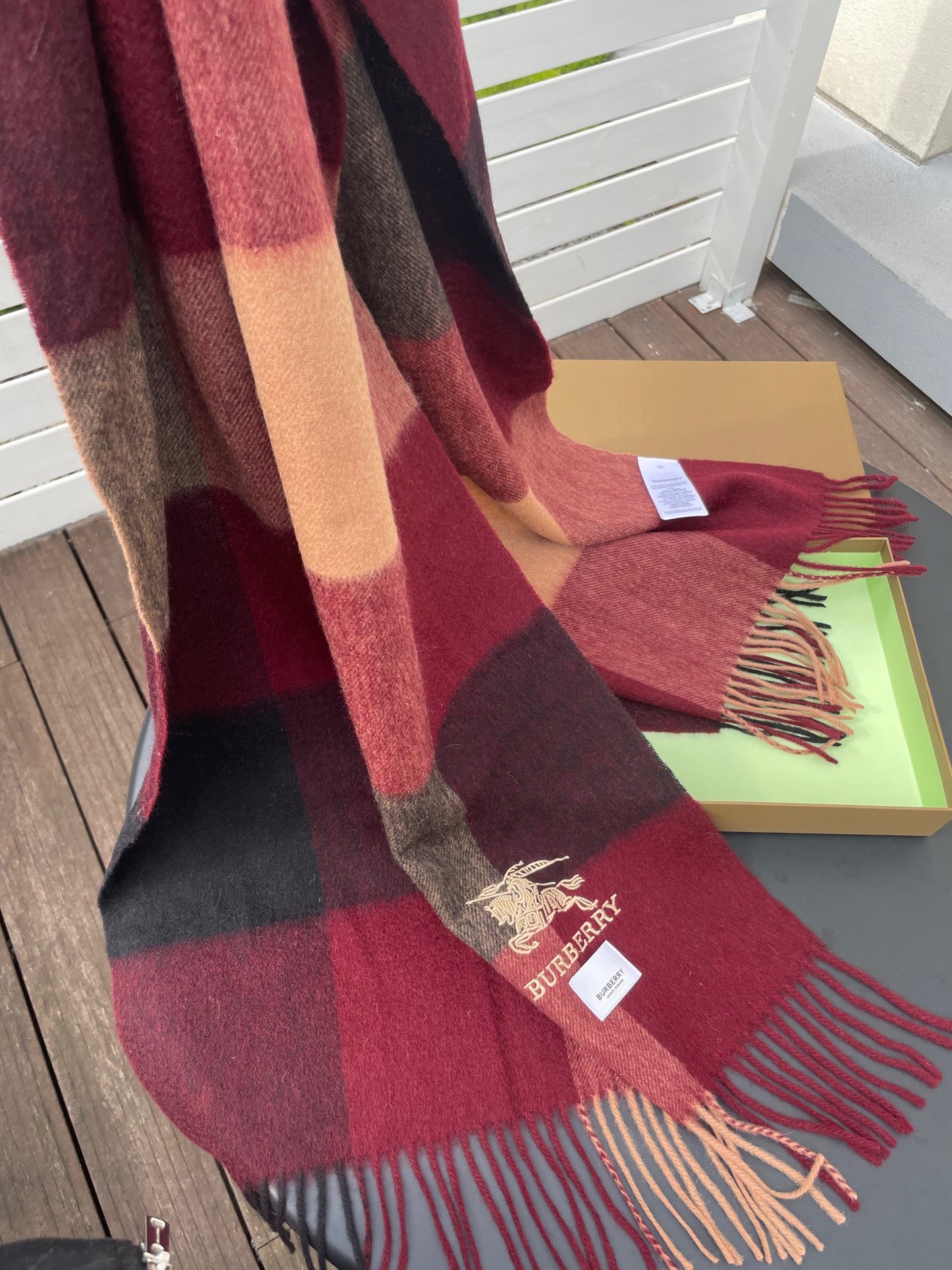 巴宝莉男女士披肩✨羊绒经典格纹👐围巾♨️高尖端产物⚠️，经典logo刺绣，时尚大牌的顶尖设计款💕拿到手你