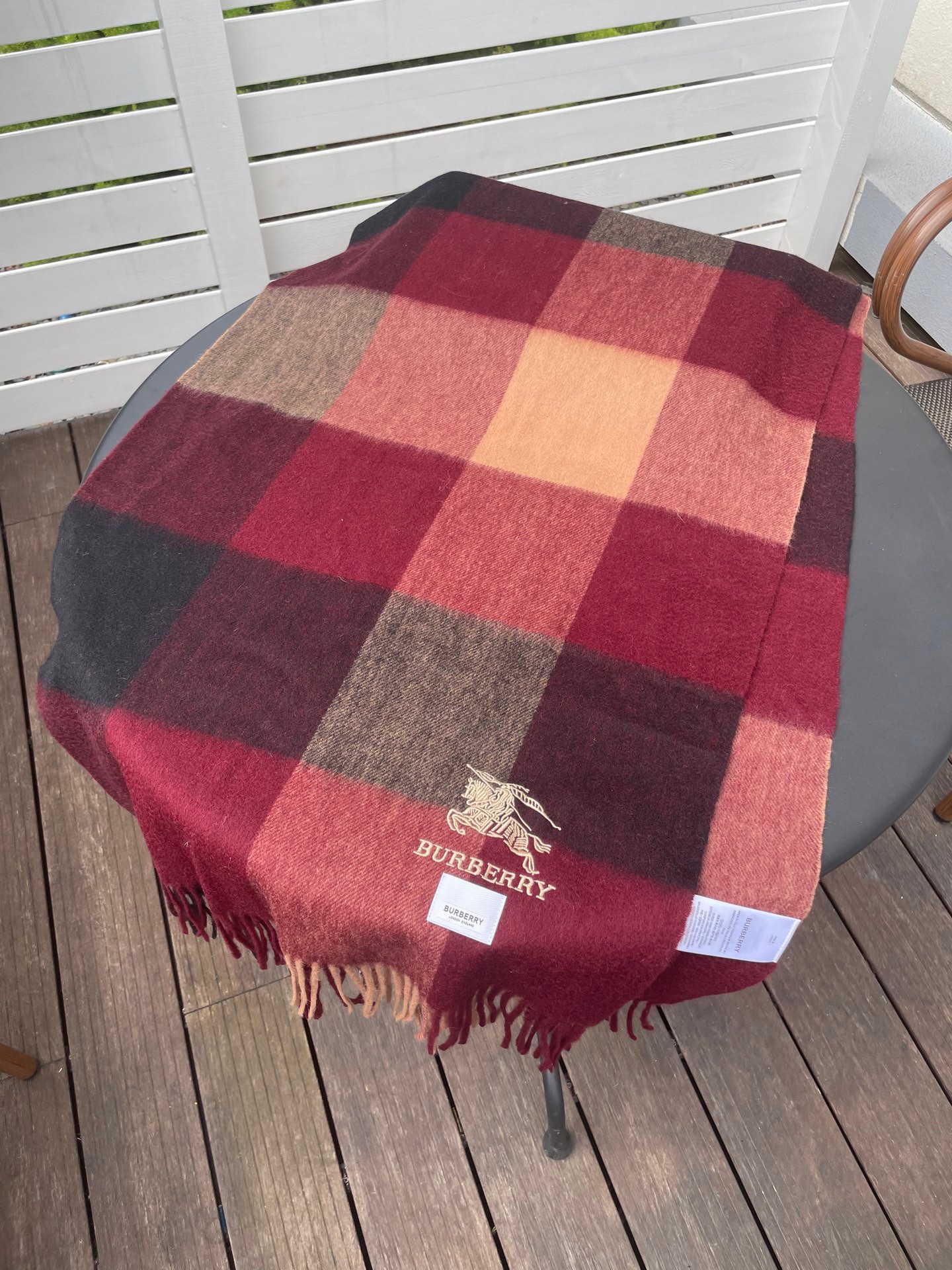 巴宝莉男女士披肩✨羊绒经典格纹👐围巾♨️高尖端产物⚠️，经典logo刺绣，时尚大牌的顶尖设计款💕拿到手你