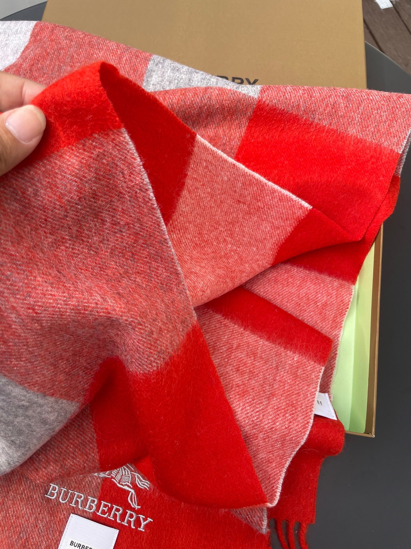 巴宝莉男女士披肩✨羊绒经典格纹👐围巾♨️高尖端产物⚠️，经典logo刺绣，时尚大牌的顶尖设计款💕拿到手你