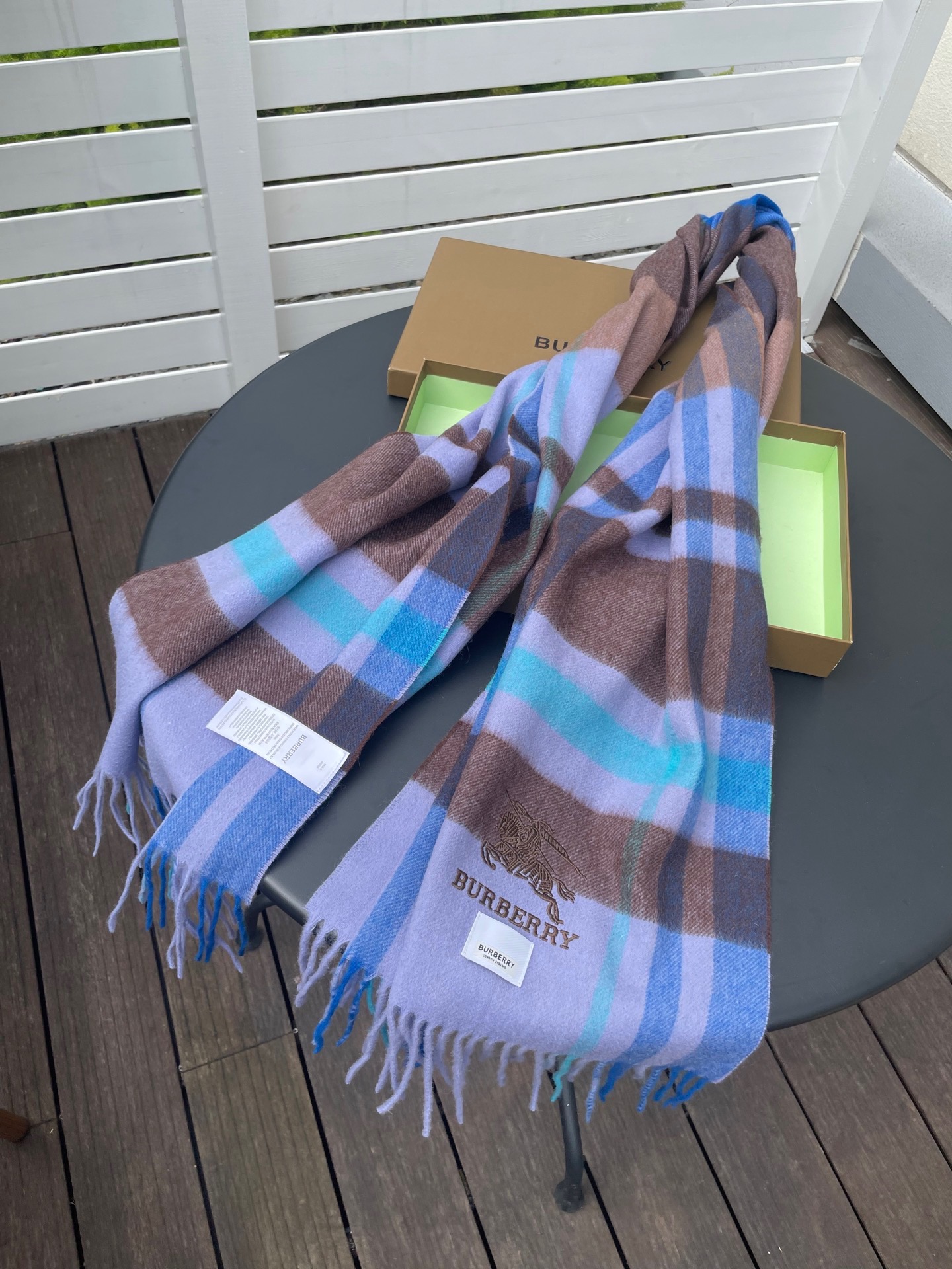 巴宝莉男女士披肩✨羊绒经典格纹👐围巾♨️高尖端产物⚠️，经典logo刺绣，时尚大牌的顶尖设计款💕拿到手你