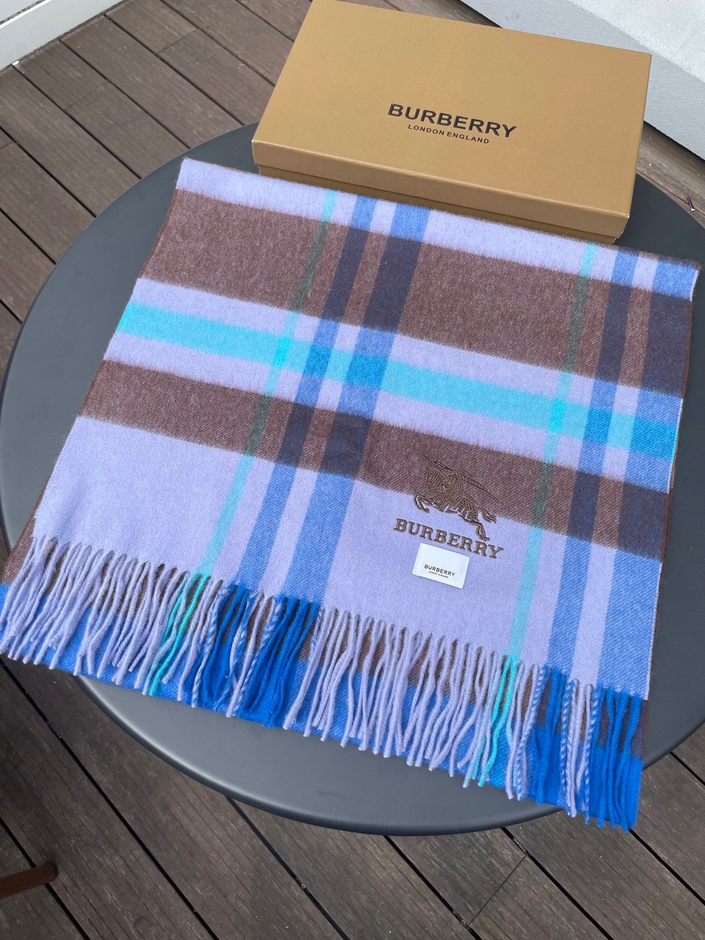 巴宝莉男女士披肩✨羊绒经典格纹👐围巾♨️高尖端产物⚠️，经典logo刺绣，时尚大牌的顶尖设计款💕拿到手你