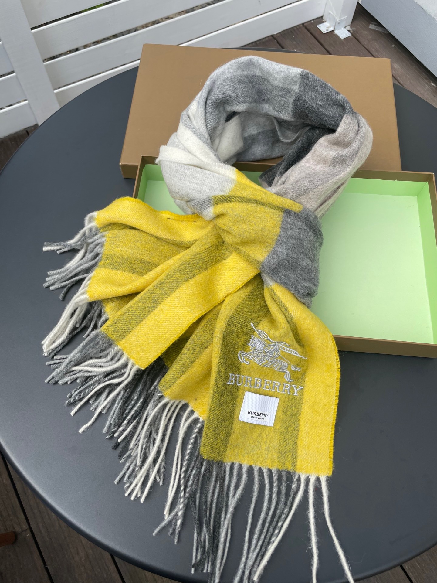 巴宝莉男女士披肩✨羊绒经典格纹👐围巾♨️高尖端产物⚠️，经典logo刺绣，时尚大牌的顶尖设计款💕拿到手你