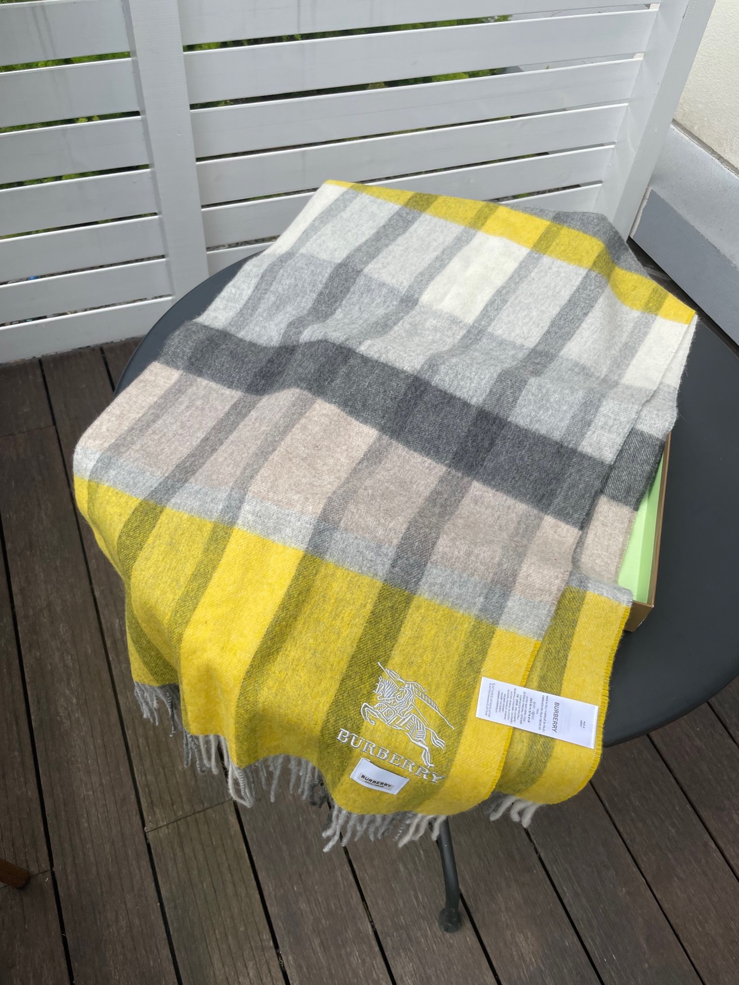 巴宝莉男女士披肩✨羊绒经典格纹👐围巾♨️高尖端产物⚠️，经典logo刺绣，时尚大牌的顶尖设计款💕拿到手你