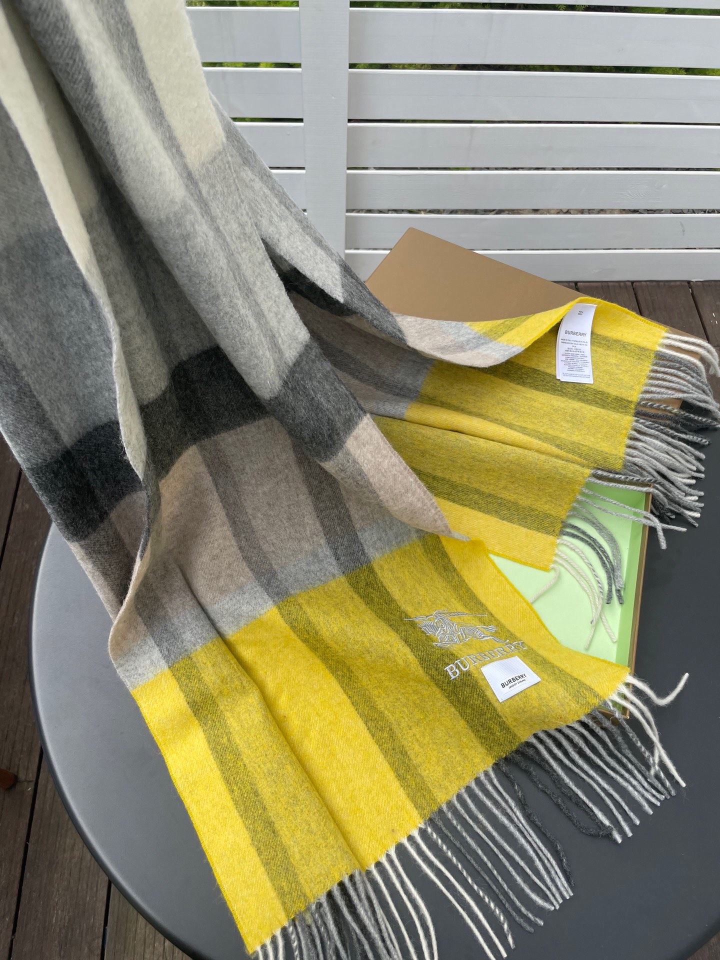 巴宝莉男女士披肩✨羊绒经典格纹👐围巾♨️高尖端产物⚠️，经典logo刺绣，时尚大牌的顶尖设计款💕拿到手你