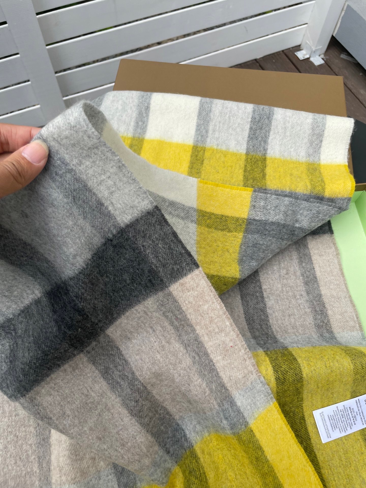 巴宝莉男女士披肩✨羊绒经典格纹👐围巾♨️高尖端产物⚠️，经典logo刺绣，时尚大牌的顶尖设计款💕拿到手你