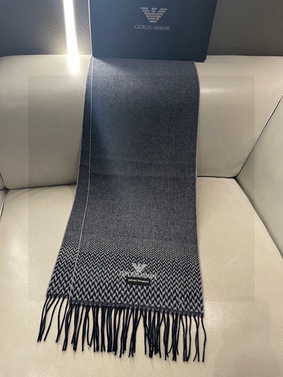 。阿玛尼海外专柜条纹拼色最新男士羊羔毛围巾～惊爆上架🎉国内专柜都没上架，从款式到面料都很赞🎻，经典的条纹