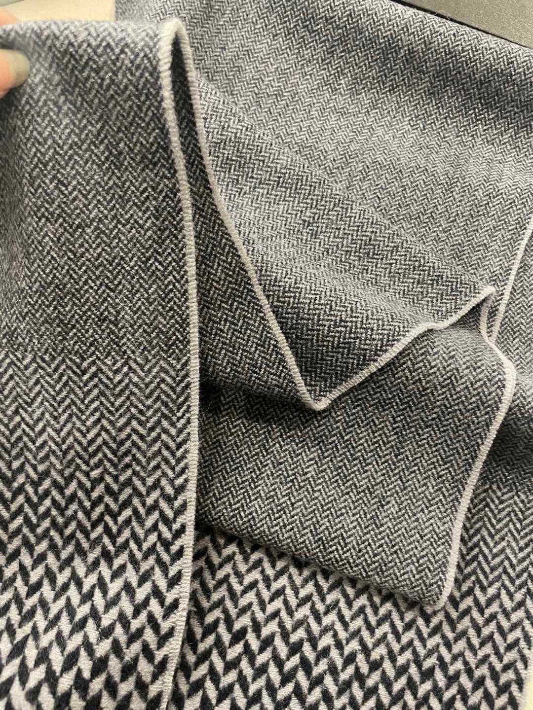 。阿玛尼海外专柜条纹拼色最新男士羊羔毛围巾～惊爆上架🎉国内专柜都没上架，从款式到面料都很赞🎻，经典的条纹