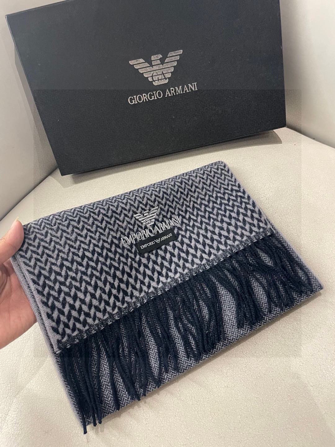 。阿玛尼海外专柜条纹拼色最新男士羊羔毛围巾～惊爆上架🎉国内专柜都没上架，从款式到面料都很赞🎻，经典的条纹