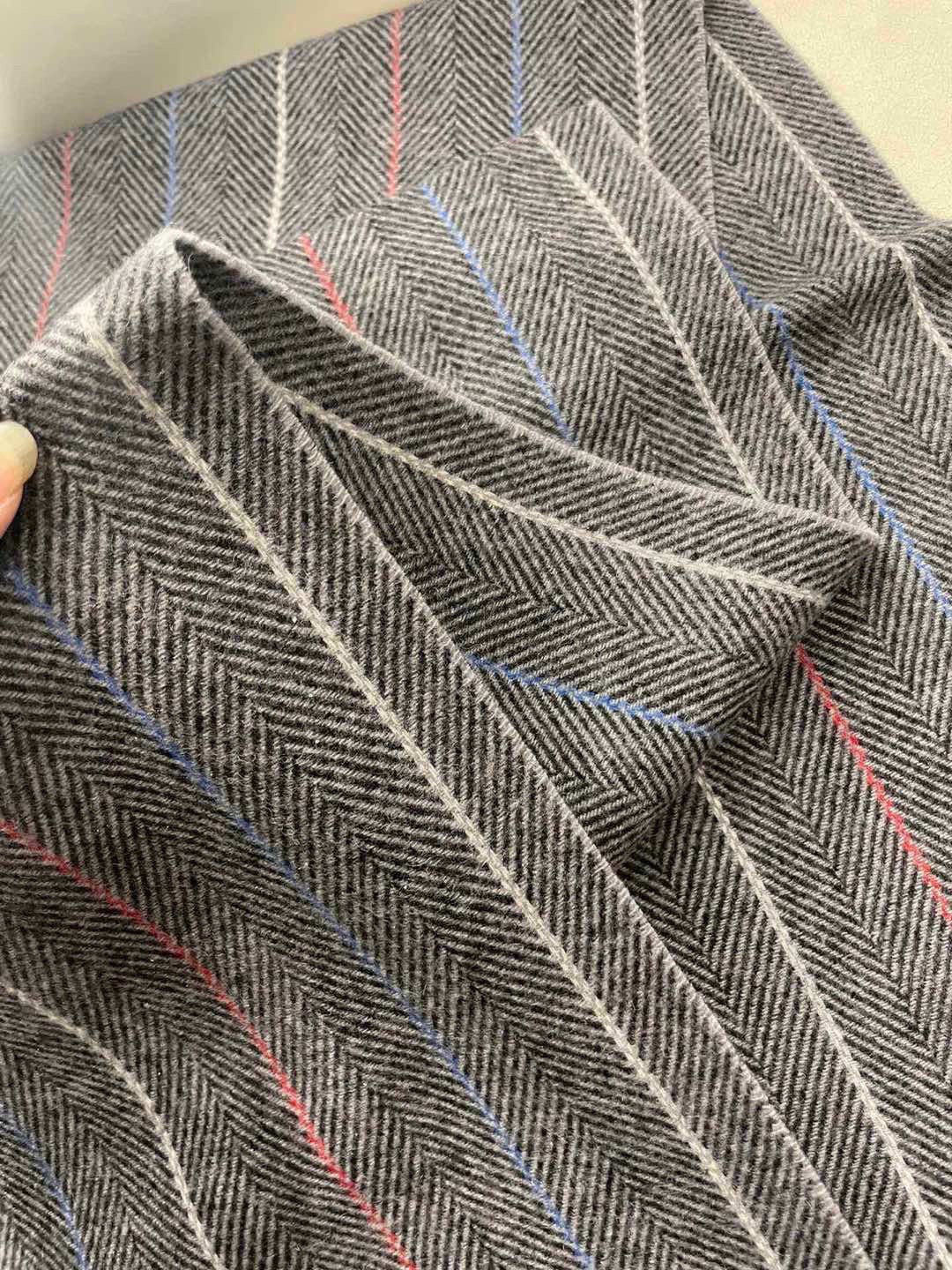 。阿玛尼海外专柜条纹拼色最新男士羊羔毛围巾～惊爆上架🎉国内专柜都没上架，从款式到面料都很赞🎻，经典的条纹