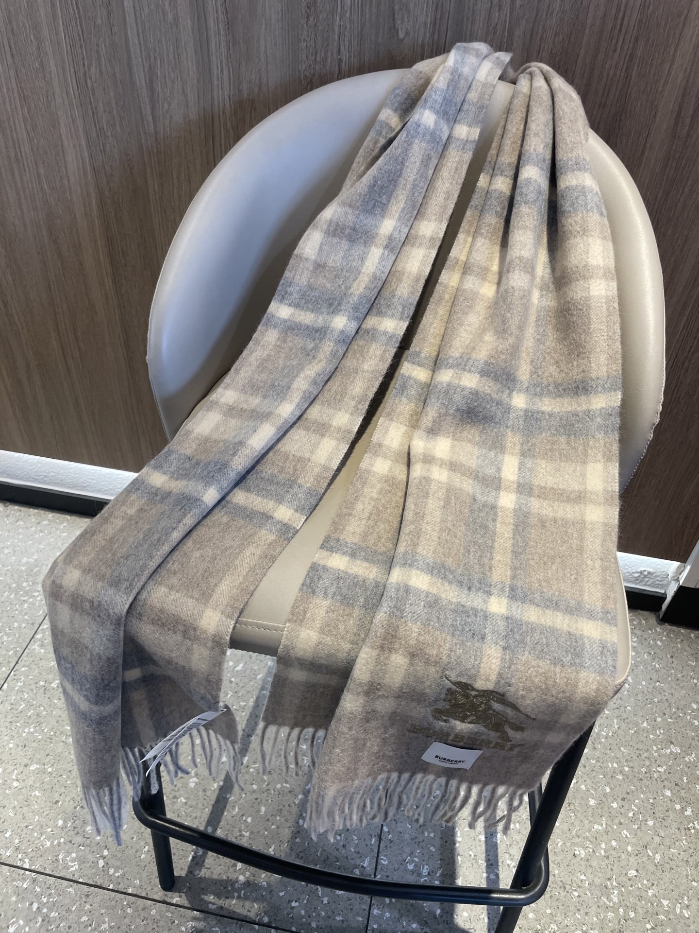 新款巴宝莉男士格子高级货❗️ 顶级出口尾单战马刺绣👍货不多，下手一定要快，真心美的让人非常非常心动 上身