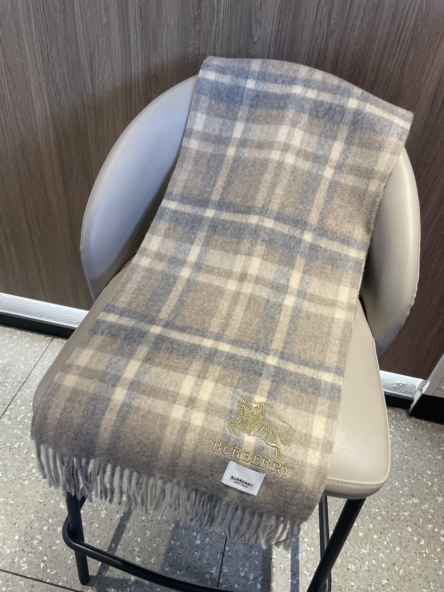 新款巴宝莉男士格子高级货❗️ 顶级出口尾单战马刺绣👍货不多，下手一定要快，真心美的让人非常非常心动 上身