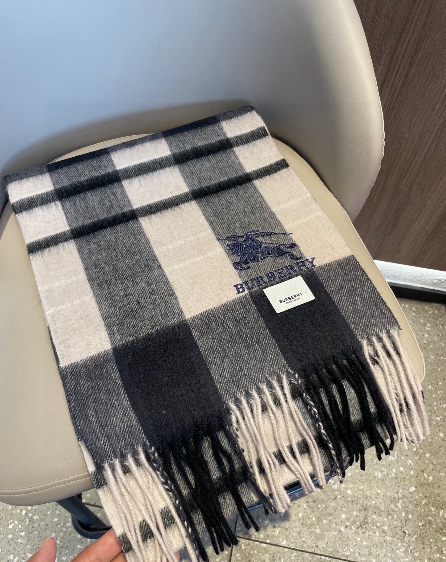 新款巴宝莉男士格子高级货❗️ 顶级出口尾单战马刺绣👍货不多，下手一定要快，真心美的让人非常非常心动 上身