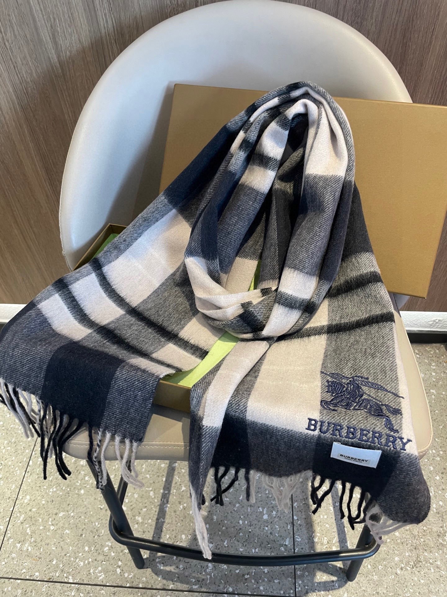 新款巴宝莉男士格子高级货❗️ 顶级出口尾单战马刺绣👍货不多，下手一定要快，真心美的让人非常非常心动 上身