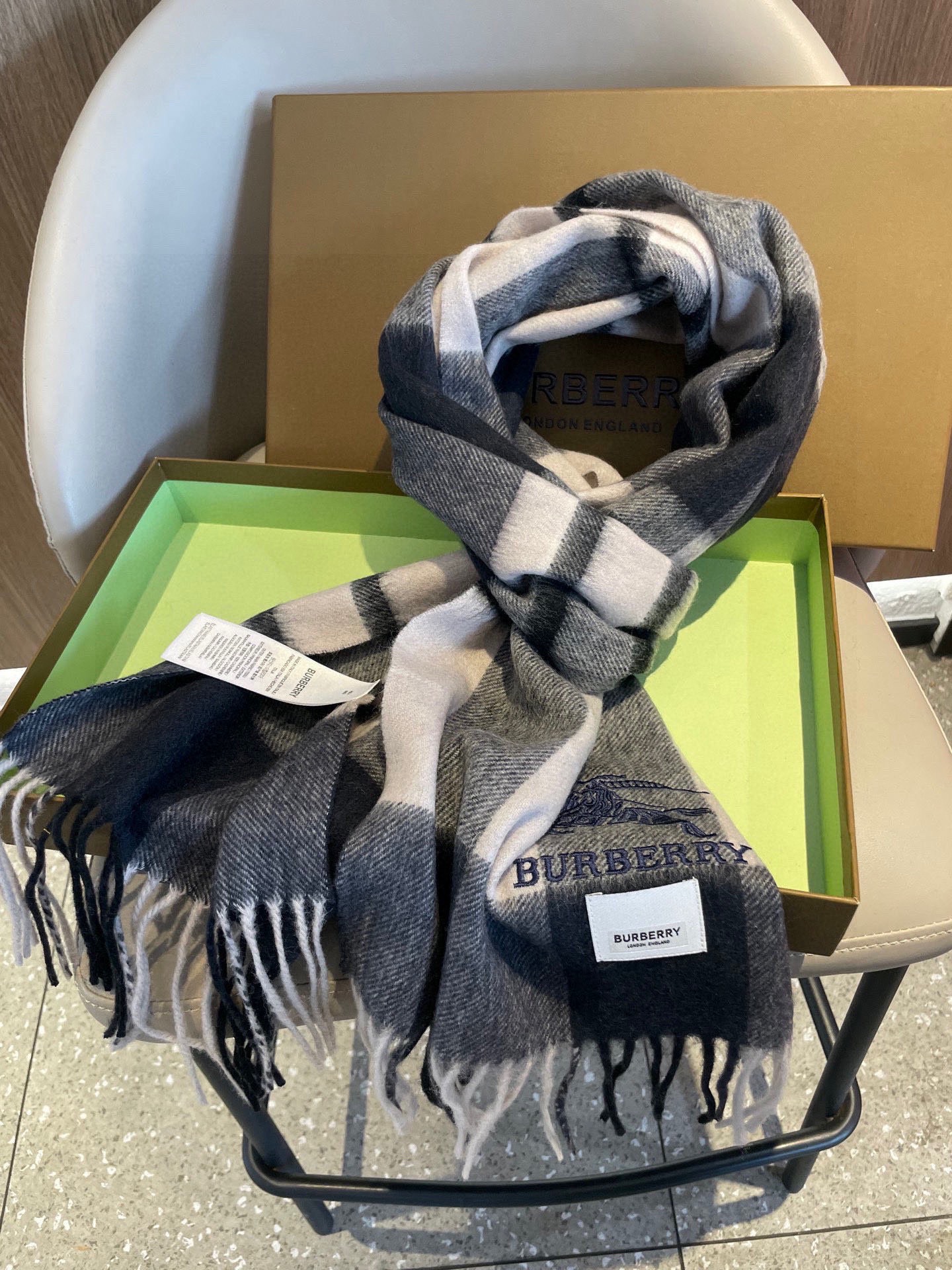 新款巴宝莉男士格子高级货❗️ 顶级出口尾单战马刺绣👍货不多，下手一定要快，真心美的让人非常非常心动 上身