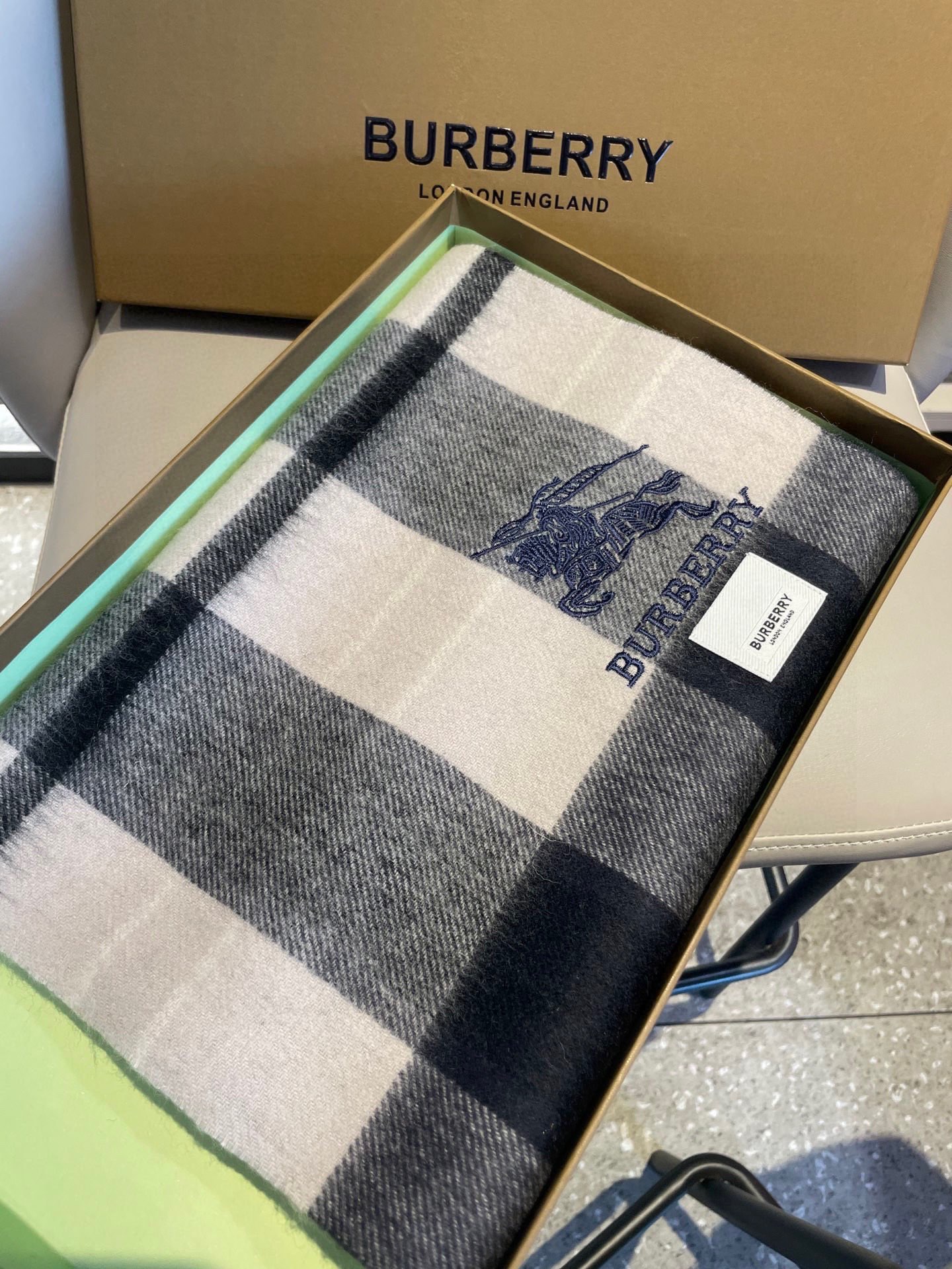 新款巴宝莉男士格子高级货❗️ 顶级出口尾单战马刺绣👍货不多，下手一定要快，真心美的让人非常非常心动 上身